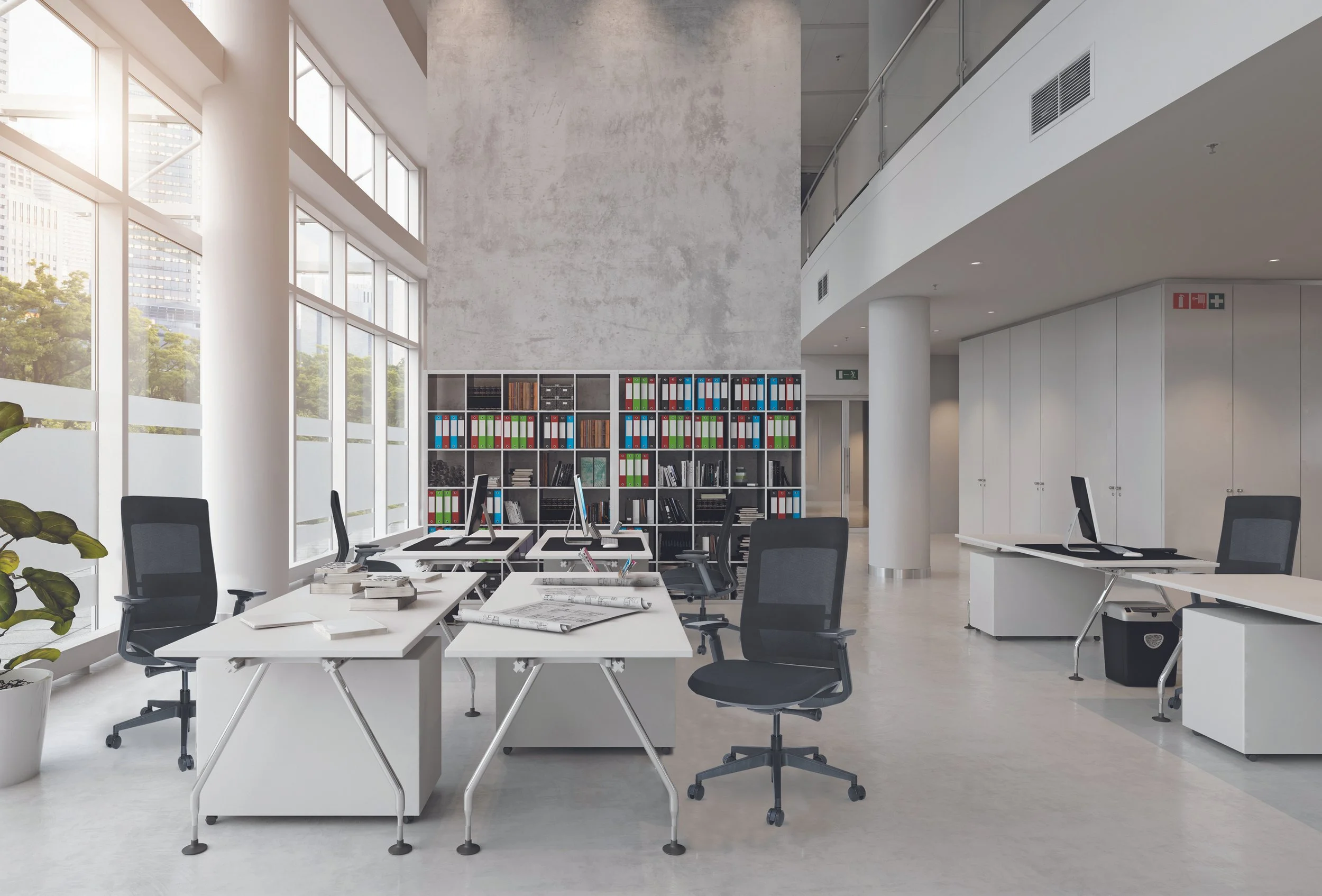 oficina moderna con escritorios, sillas y estanterías llenas de archivos