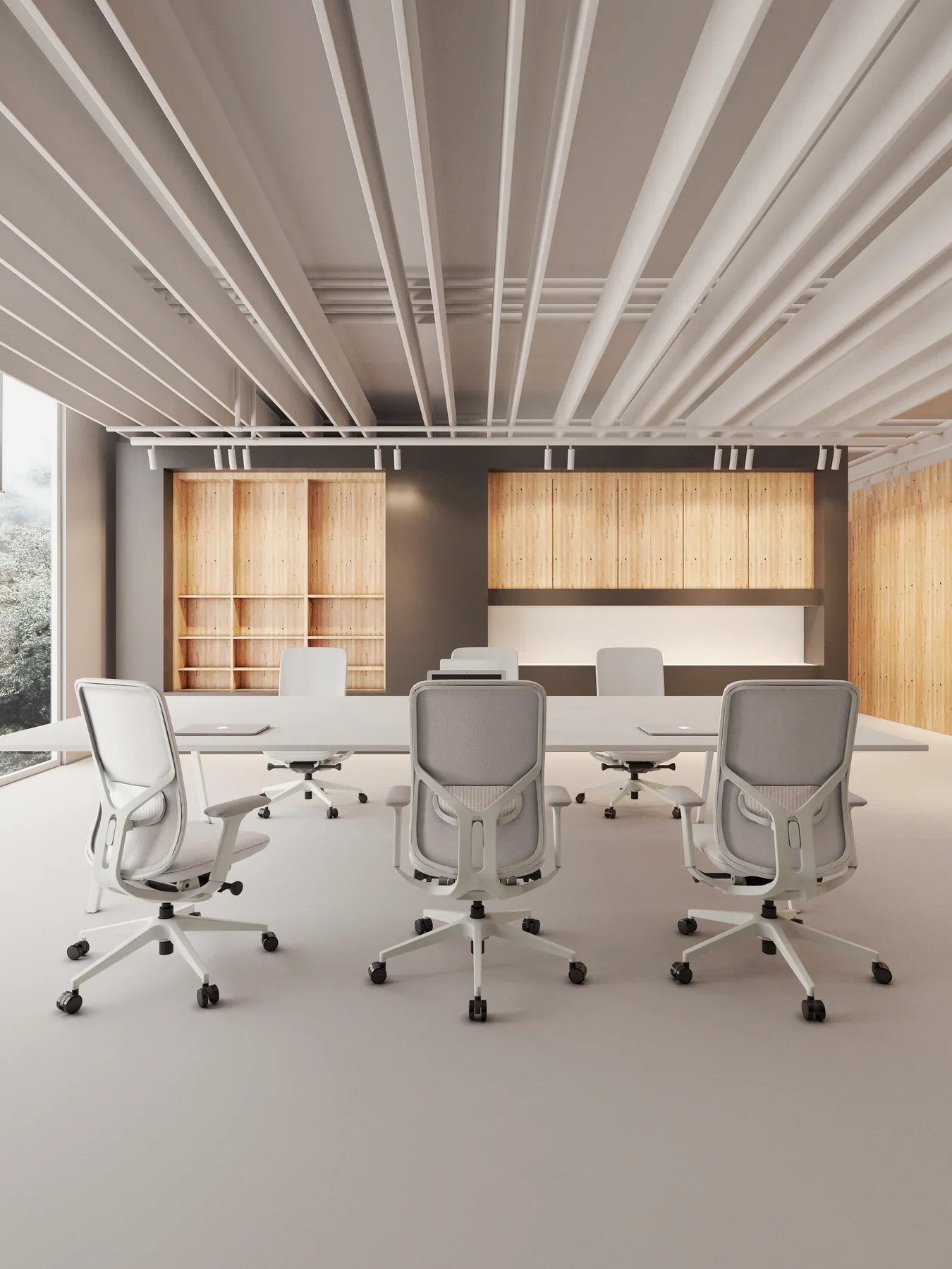 Sala de reuniones moderna con varias sillas blancas y una mesa grande, ventanas grandes que dejan entrar luz natural, paredes con paneles de madera y un techo con elementos decorativos blancos.