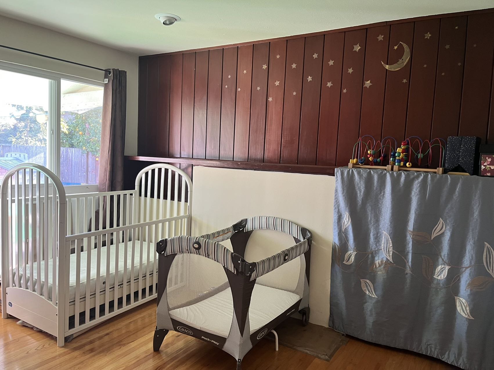 Infant care room at Red Apple Daycare in Santa Clara, providing a safe and comfortable sleep and play environment for babies.