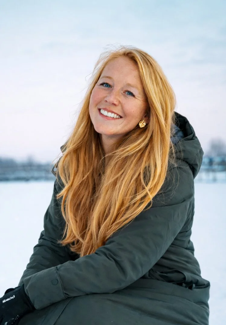Portret van Axelle Druyts Hens, fotograaf en videograaf bij Axellens Creative studio, buiten in natuurlijke wintersetting