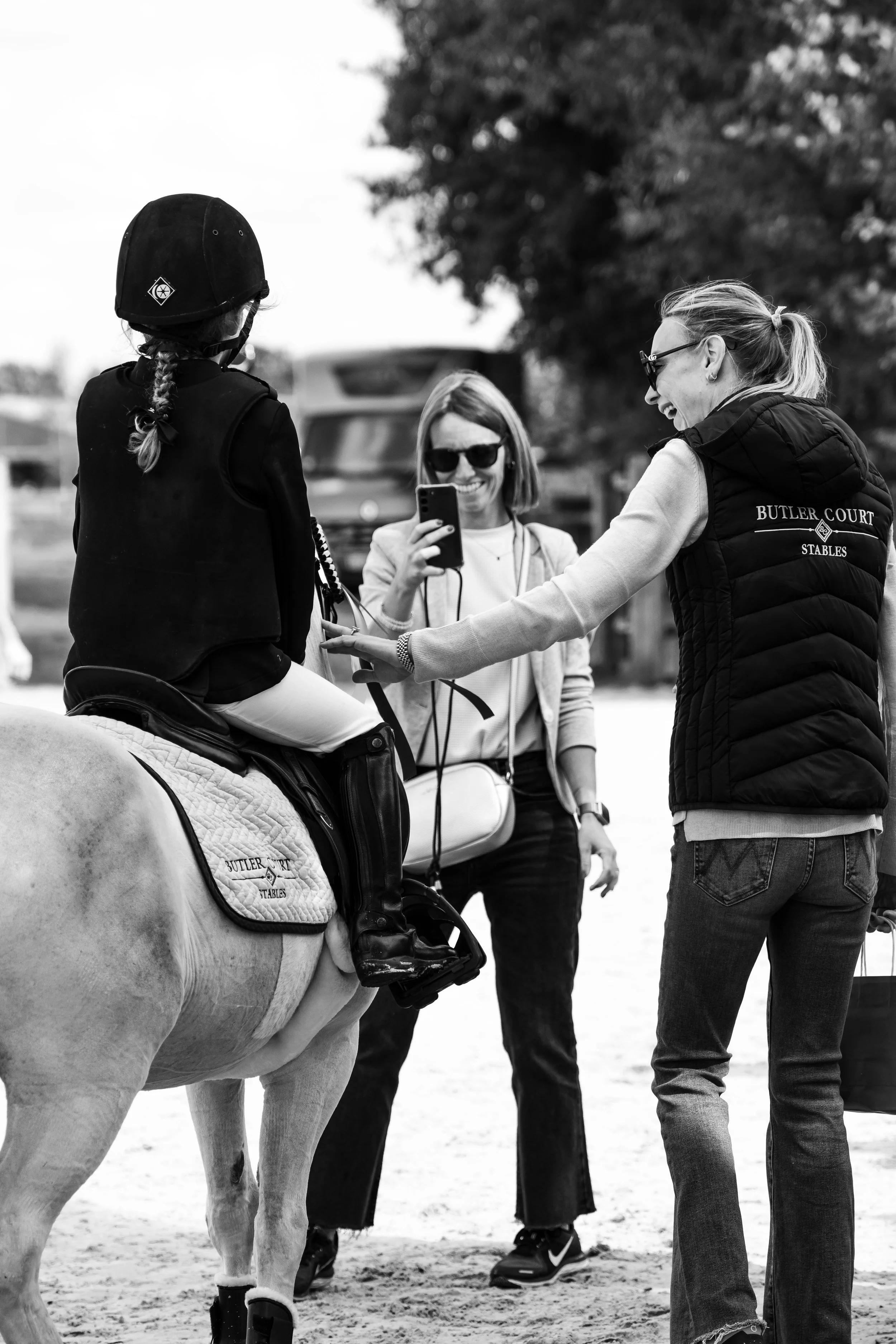 Team Butler Court Stables in actie op jumping wedstrijd.