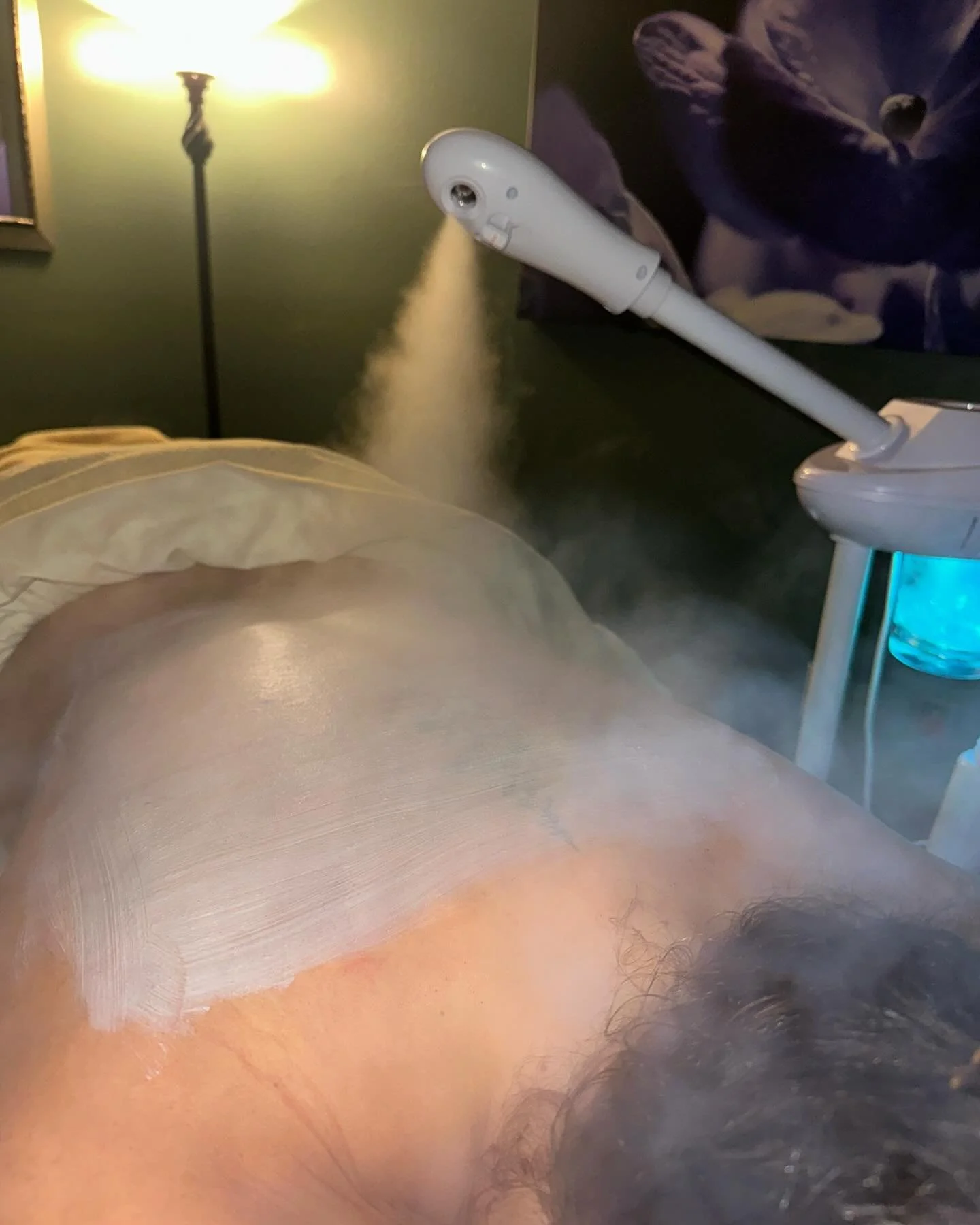 Back facials benefits: 
 ✨ deep cleansing &amp; detoxification ✨
 ✨ improved blood circulation ✨
 ✨ stress reduction &amp; complete relaxation ✨
 ✨ acne prevention &amp; healing ✨ 
 ✨treatment customization ✨
 ✨ hydration &amp; nourishment ✨
With all