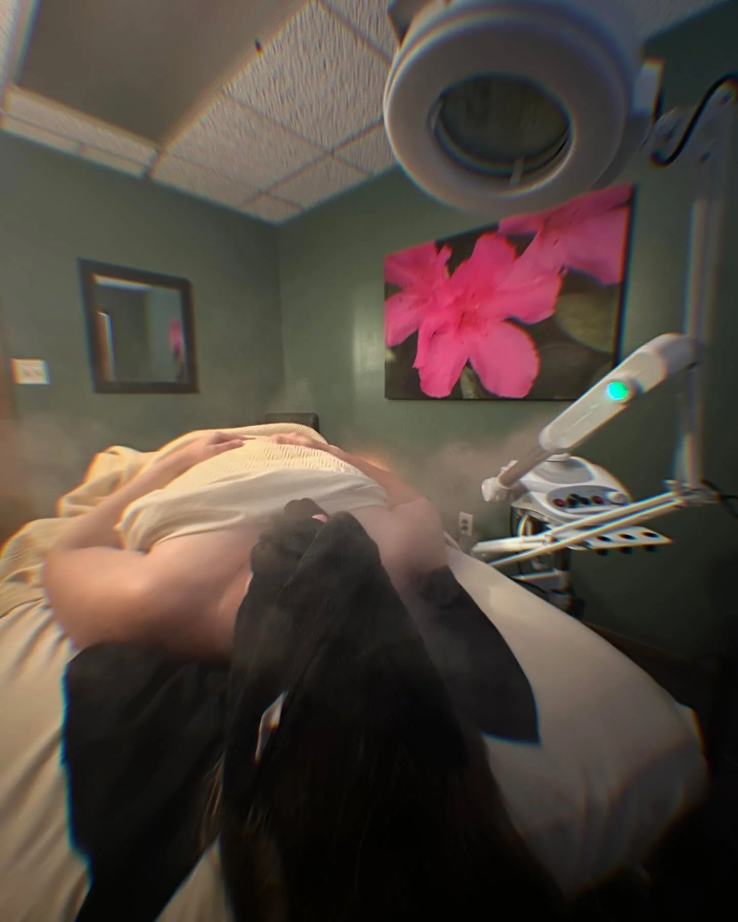 Nothing more relaxing than warm towels &amp; steam 🧖🏼&zwj;♀️🧘🏽&zwj;♀️
.
.
.
.
( that&rsquo;s just my opinion I know steam is very controversial and not everyone likes it ) 
#estheticianstudent #relaxation #facialtreatment #facialsteamer #selfcare