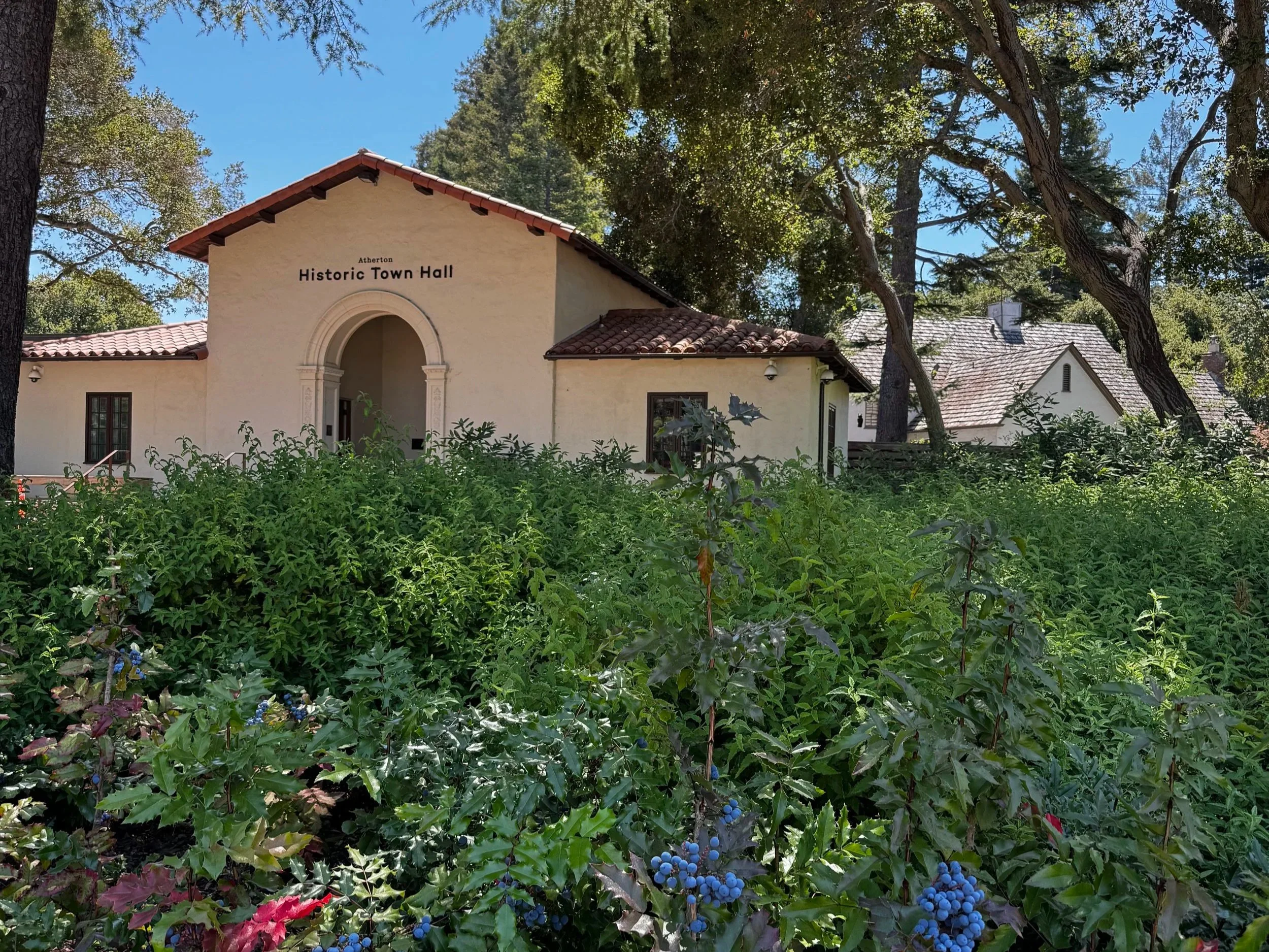 Atherton 市中心的历史市政厅前（Atherton Historic Town Hall），硅谷地区的标志性市政建筑。