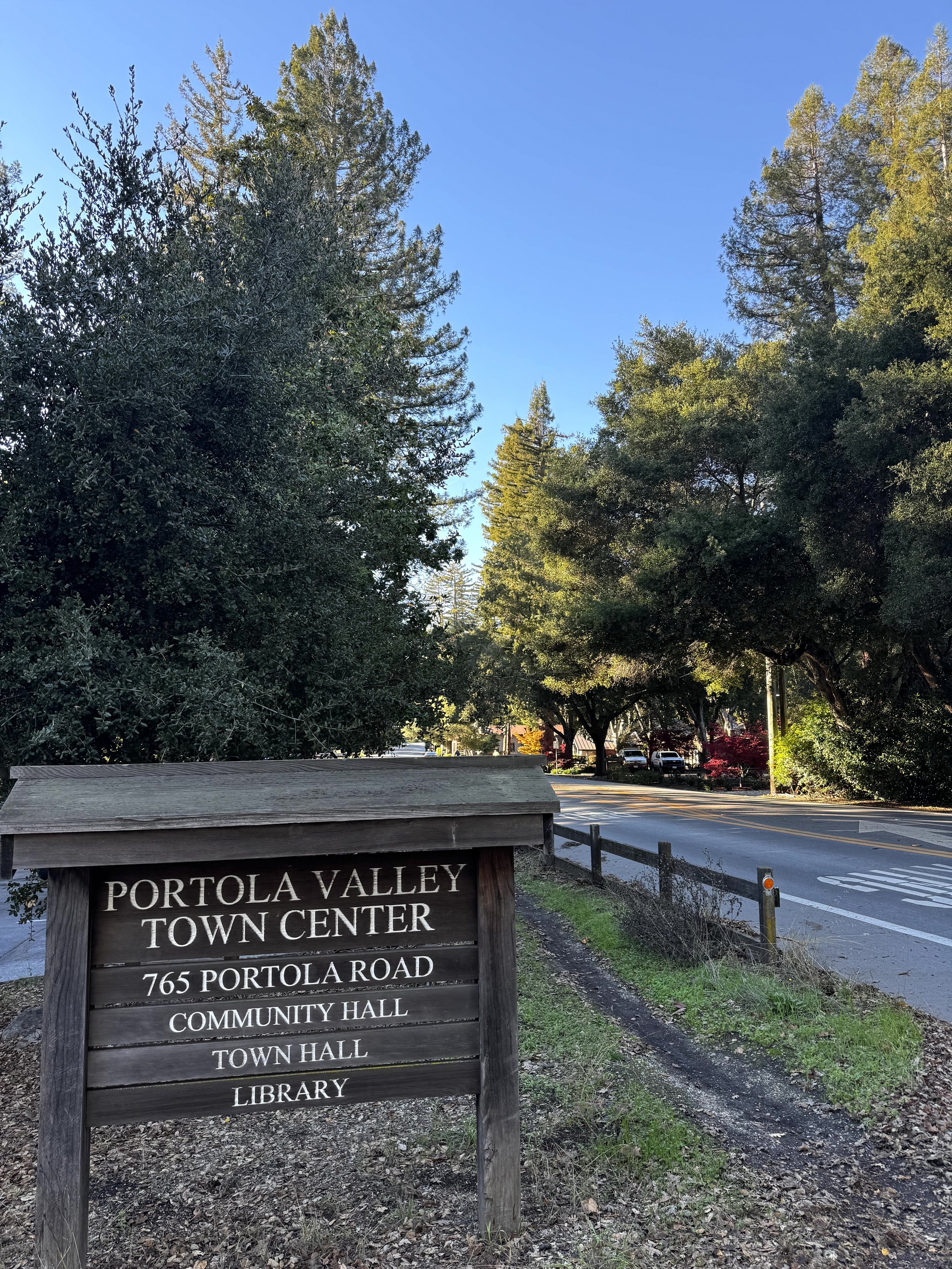 Portola Valley Town Center 路牌与林荫乡村道路，展现社区自然、低密度与静谧的生活氛围（远芳拍摄）