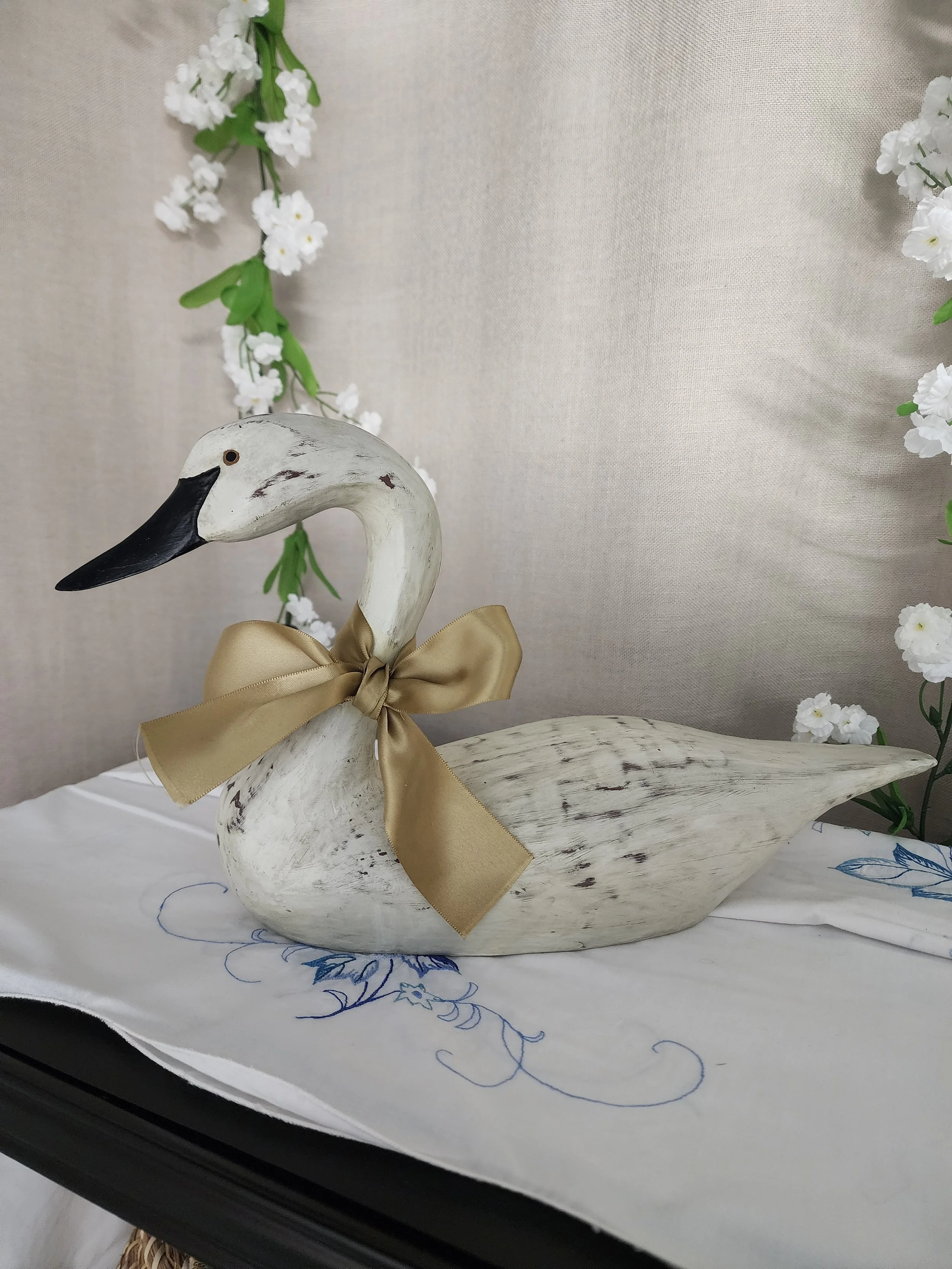 Vintage Decorative Swan (Resin) – Cottage Style Accent