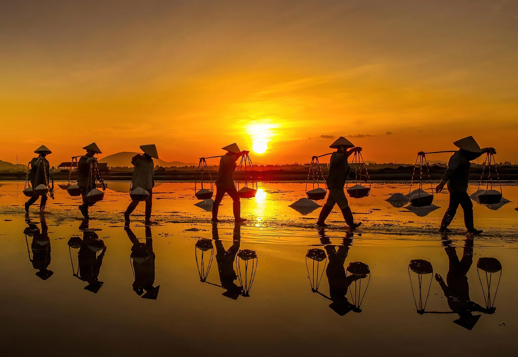 NhaTrang-KhanhHoa_DocLet_salt-worker-saltfield_ftripvietnam.jpg