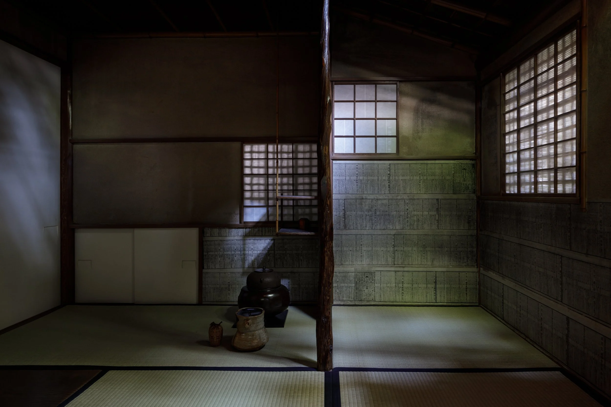  如庵写 ― 受け継がれる古典の美 
 
大橋茶寮に設えられた如庵写は、戦国の世に生き、茶人としても名高い織田信長の弟・織田有楽斎が築いた国宝「如庵」を再現した茶室です。国宝建築の精神と意匠を今に伝えるこの茶室の存在は、茶室建築の古典的な系譜を誠実に受け継ぎ、守り続けようとする大橋茶寮の姿勢そのものを映し出しています。そして現代に生きる私たちを、数百年を隔てた名匠たちの精神と美の源流へと、静かに結びつけてくれるのです。