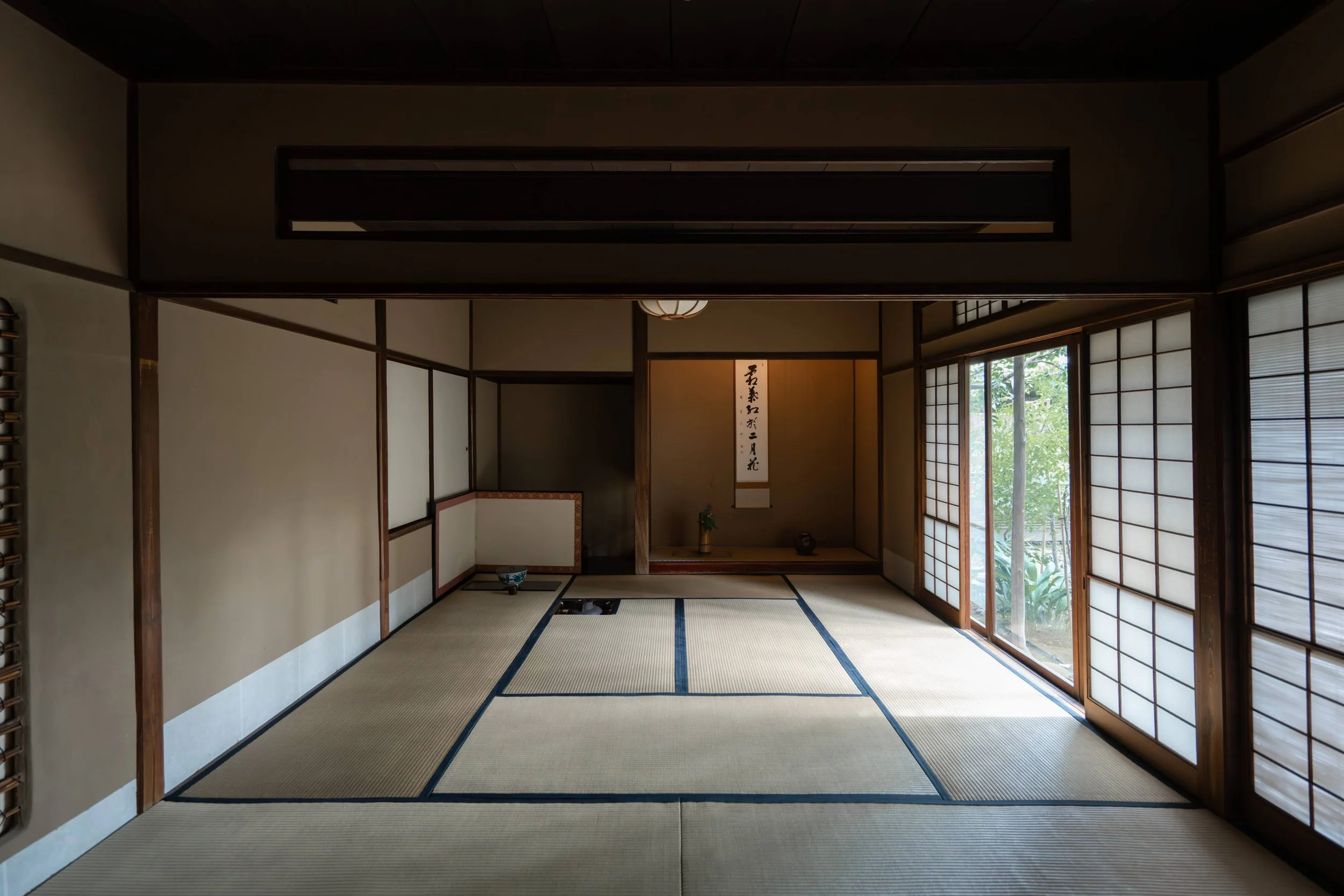  葵 ― 裏千家の伝統のこころを受け継ぐ 
 
「葵」は、京都にある裏千家の茶室・咄々斎を忠実に再現した茶室です。
この茶室は、明治末期から昭和期にかけて、家元・淡々斎が東京での稽古を行った特別な場所として、格別の意義をもっています。柱には今もなお、その在りし日の家元の痕跡が残り、京都に息づく茶の精神が、東京においても確かに伝えられたことを示す、目に見える証しとなっているのです。