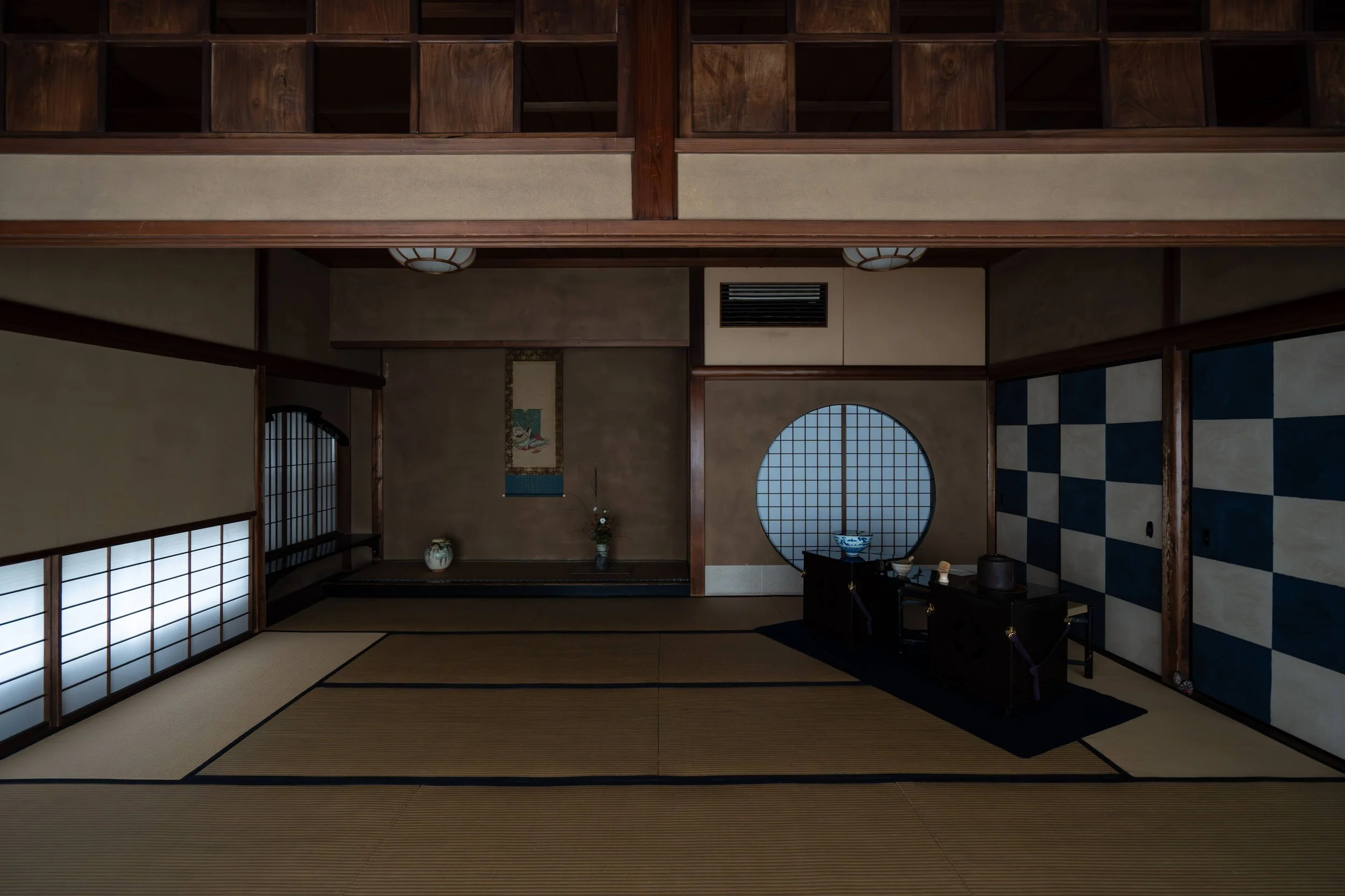  桂 ― 皇室の雅 
 
「桂」は、桂離宮に宿る洗練された美意識を彷彿とさせる格式の高い書院広間です。茶会においては、主に点心席として利用されています。
その設計理念は、簡素でありながら雅を尊び、自然の美しさと建築による節制が調和する空間を生み出し、茶の湯における心の研ぎ澄ましを支える場としての役割を果たしているのです。