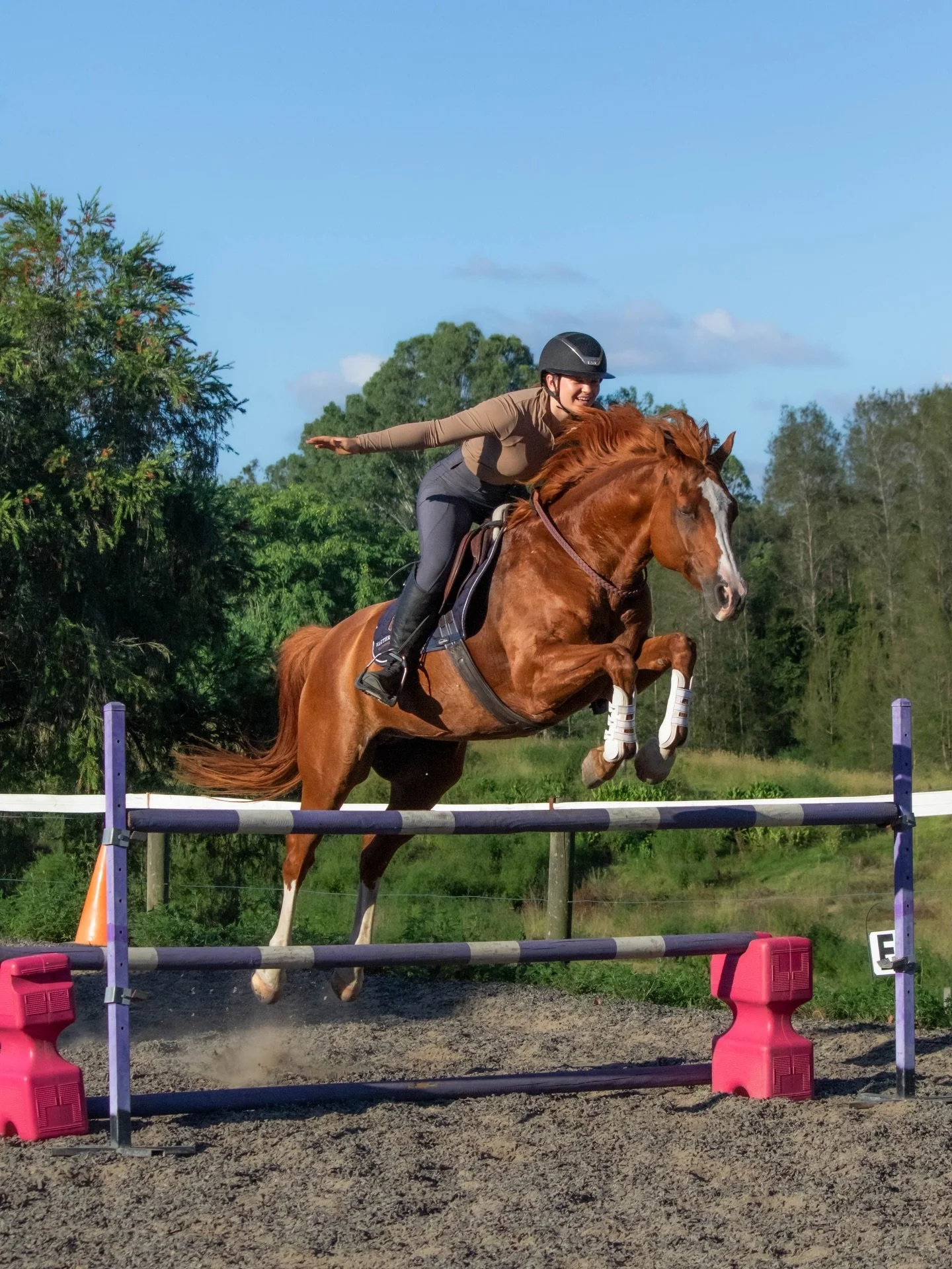 Very excited to be welcoming the fabulous @annabelle.r.equestrian and her horse, Peanut, to the Arch Equestrian team 🤩 here they are at our collaborative brand BBQ yesterday giving a total masterclass on trust, strength, balance, with maybe just a h