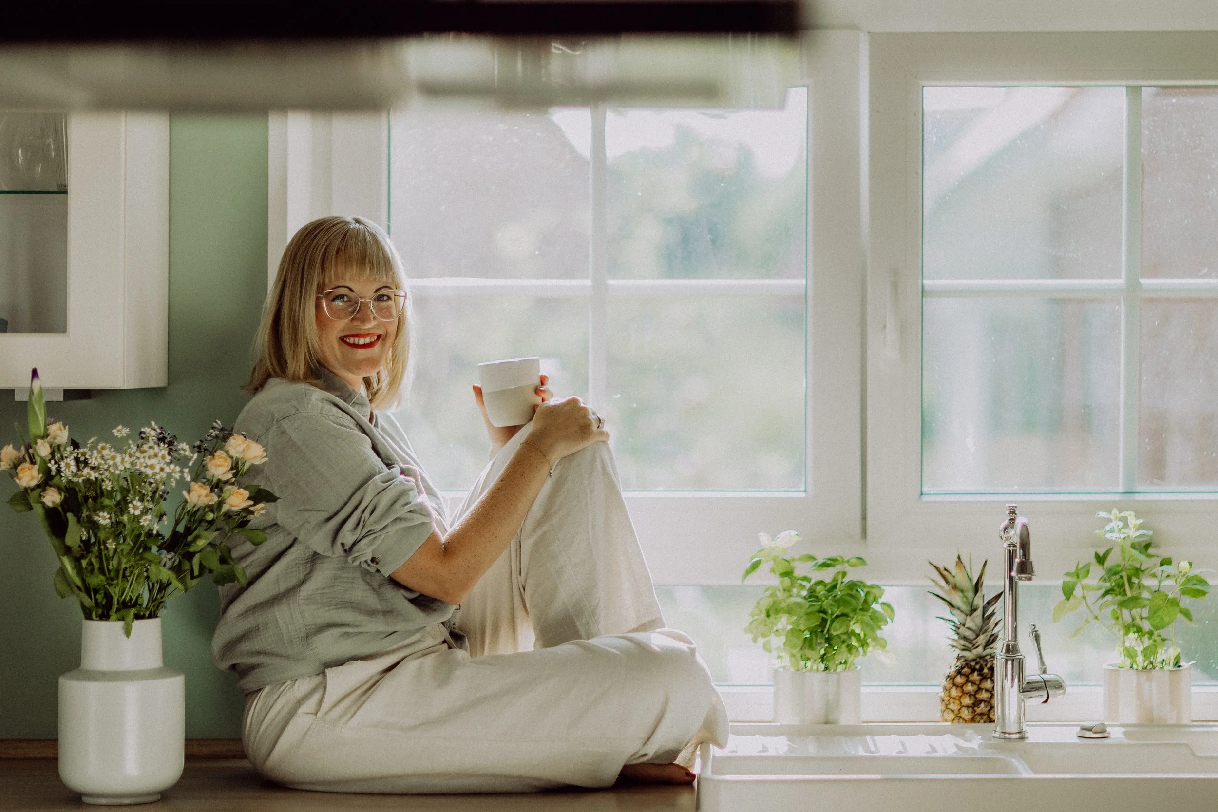 Businessfrau mit Kaffeetasse im modernen Büro