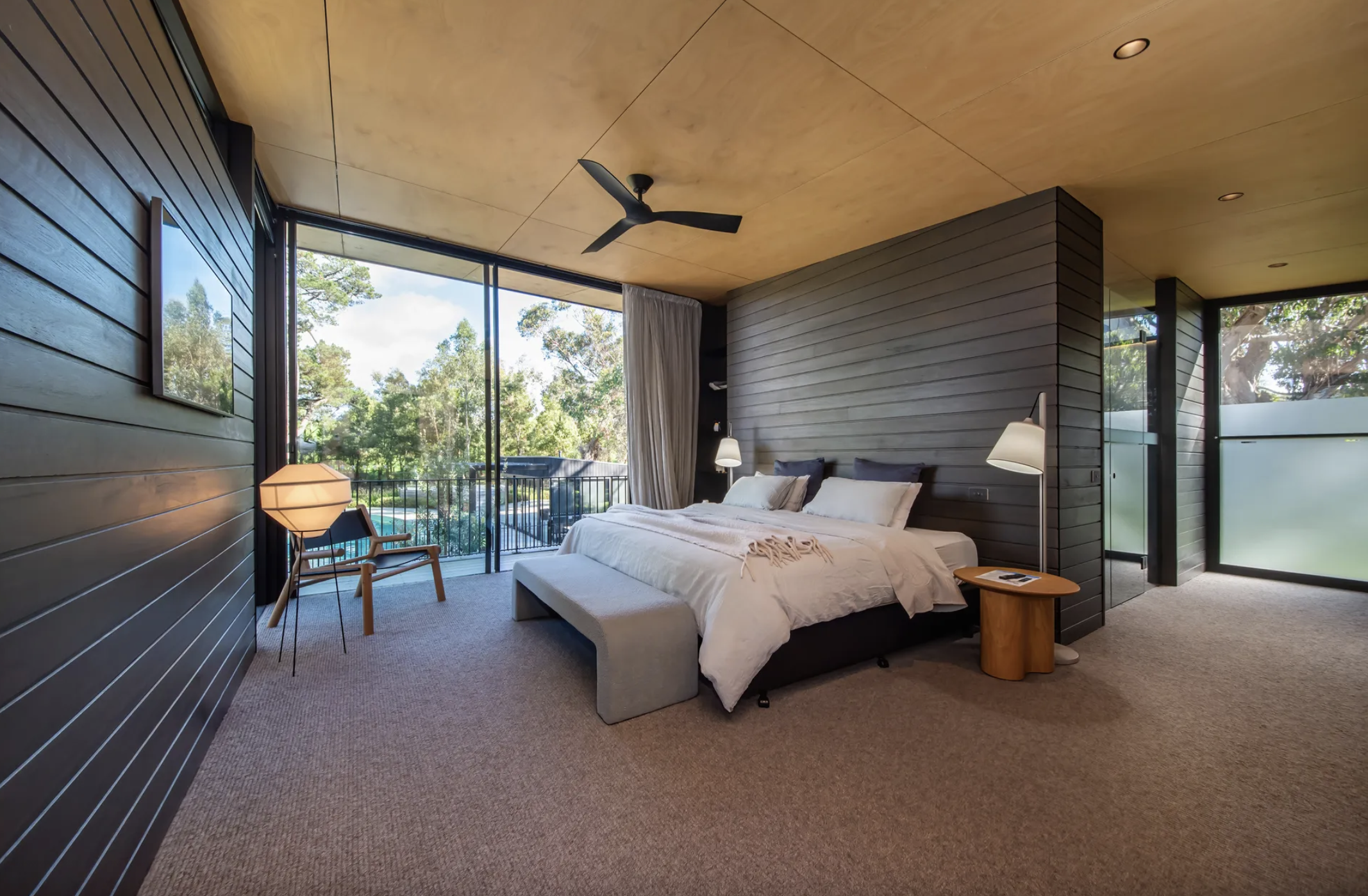 Master King Bedroom with Ensuite and Bath (Antartica)