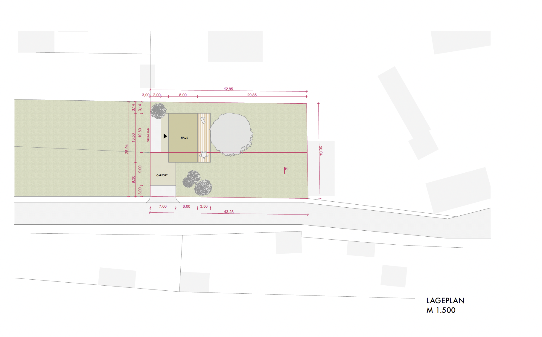 Lageplan eines Gartens mit Haus, Carport, Bäumen und umlaufenden Grundstücksbegrenzungen im Maßstab 1:500.