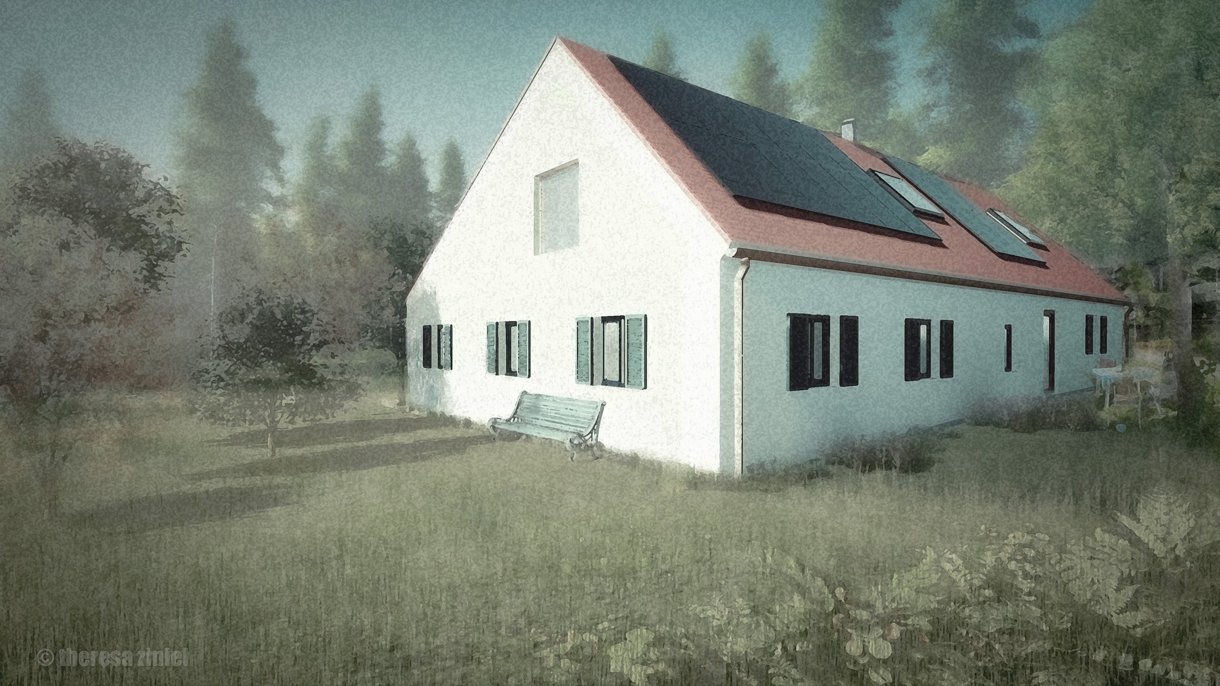 Ein weißes Haus mit roten Dachziegeln und mehreren Solarpanelen auf dem Dach, umgeben von Bäumen und einem Garten.