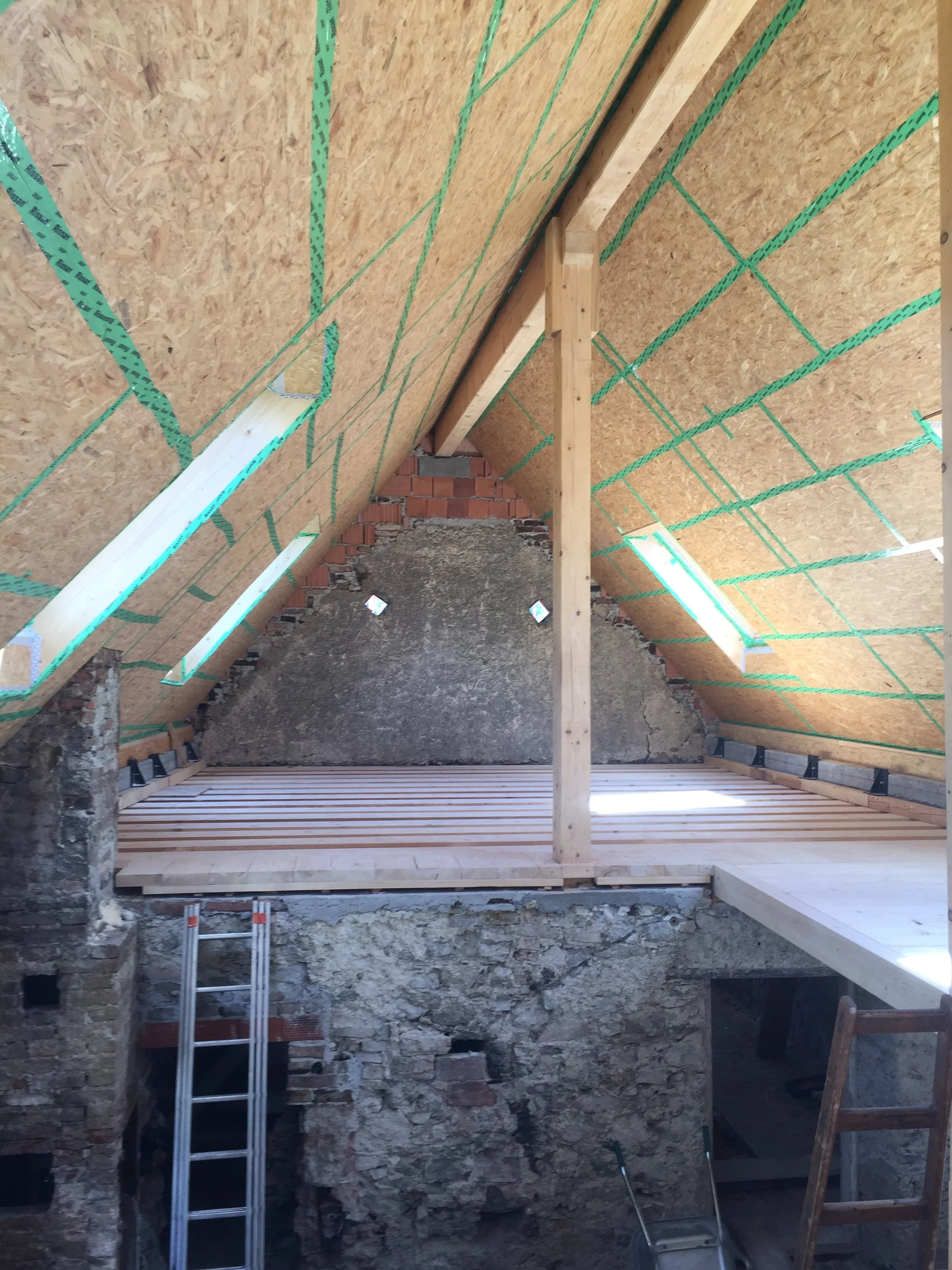 Dachbodenausbau mit OSB- Platten, isoliert, mit Dachfenstern.