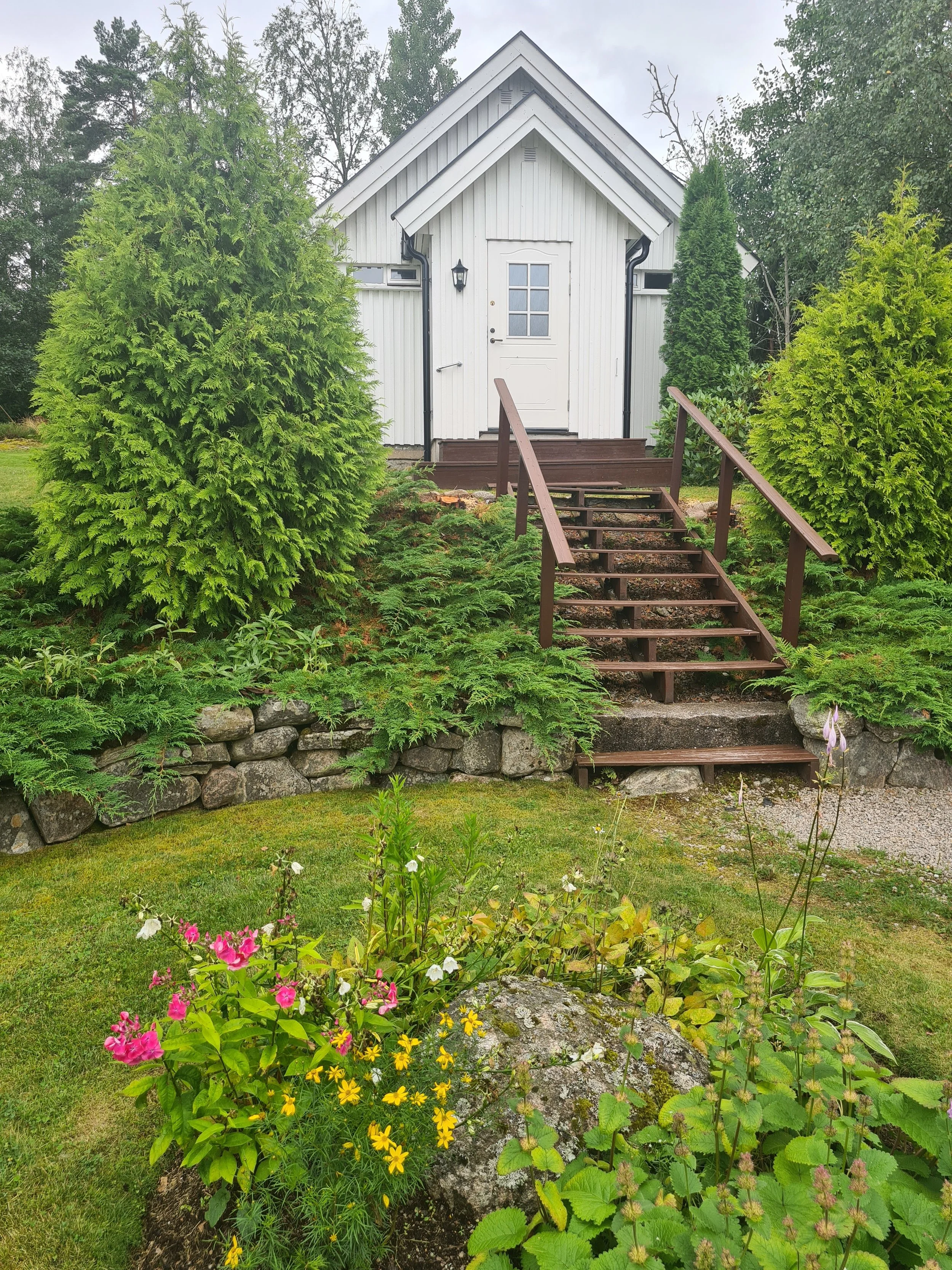 Blomster foran kapellet9.jpg