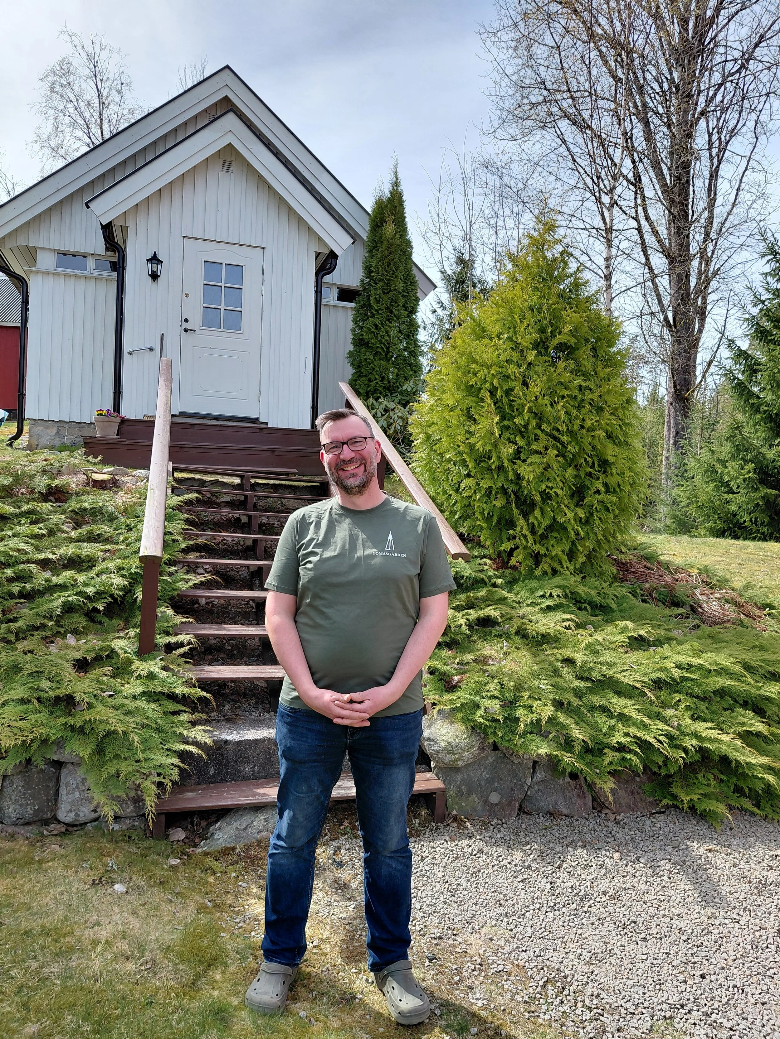 En mann står foran et hvitt kapell
