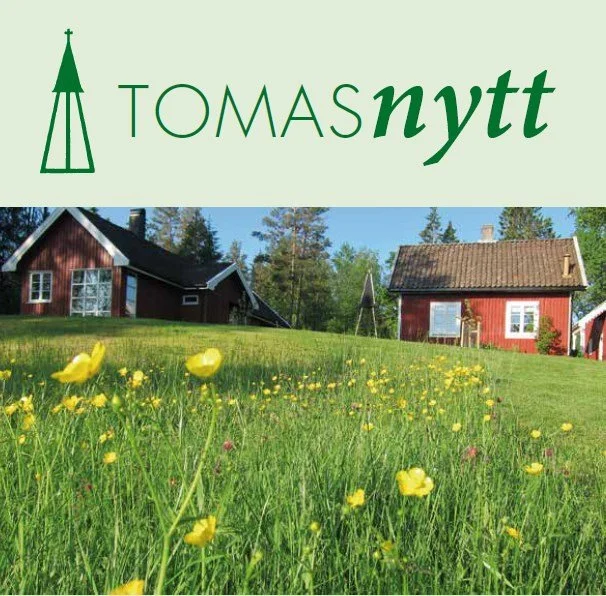 Et bilde av en grønn slette med gule blomster foran to røde hus med helte tak, omgitt av trær, og med en logo øverst som sier 'Tomas Nytt' med et teletårn illustrert.