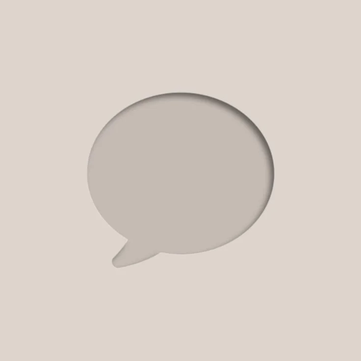 Ein beige Farbbild mit einem ausgeschnittenen Sprechblasensymbol in der Mitte.