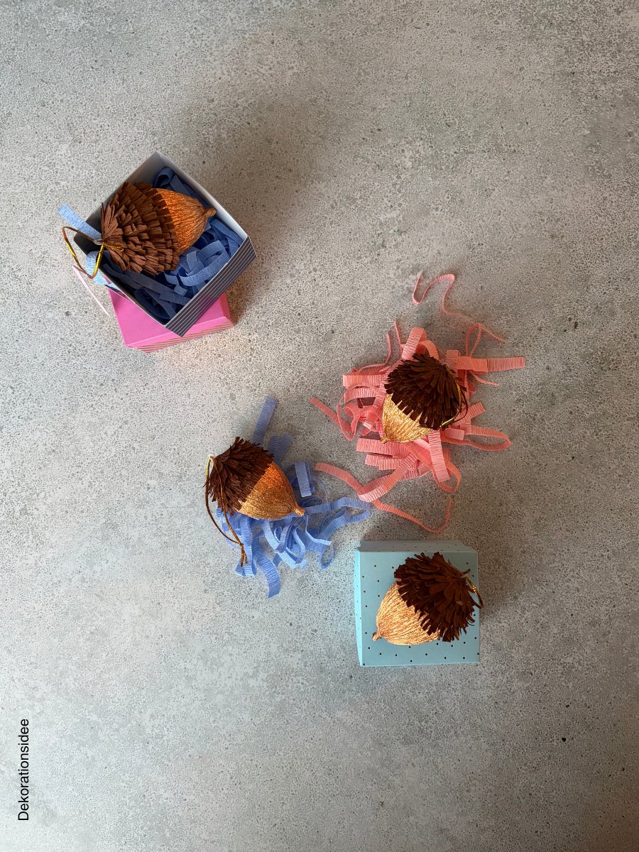 christbaumschmuck-eichel-krepppapier-weihnachtsdeko (5).png