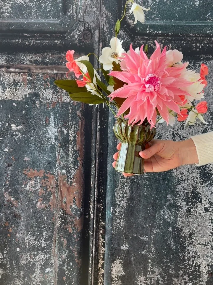 Wann hast du zuletzt Blumen bekommen, die einfach bleiben? 🌸

Dieses Bouquet verwelkt nicht. Braucht kein Wasser. Ver&auml;ndert sich nicht. 

Ein Strau&szlig; aus Papierblumen wie Dahlie, Wildrose, Duftwicke, Klematis, Chrysantheme, Leucadendron &m