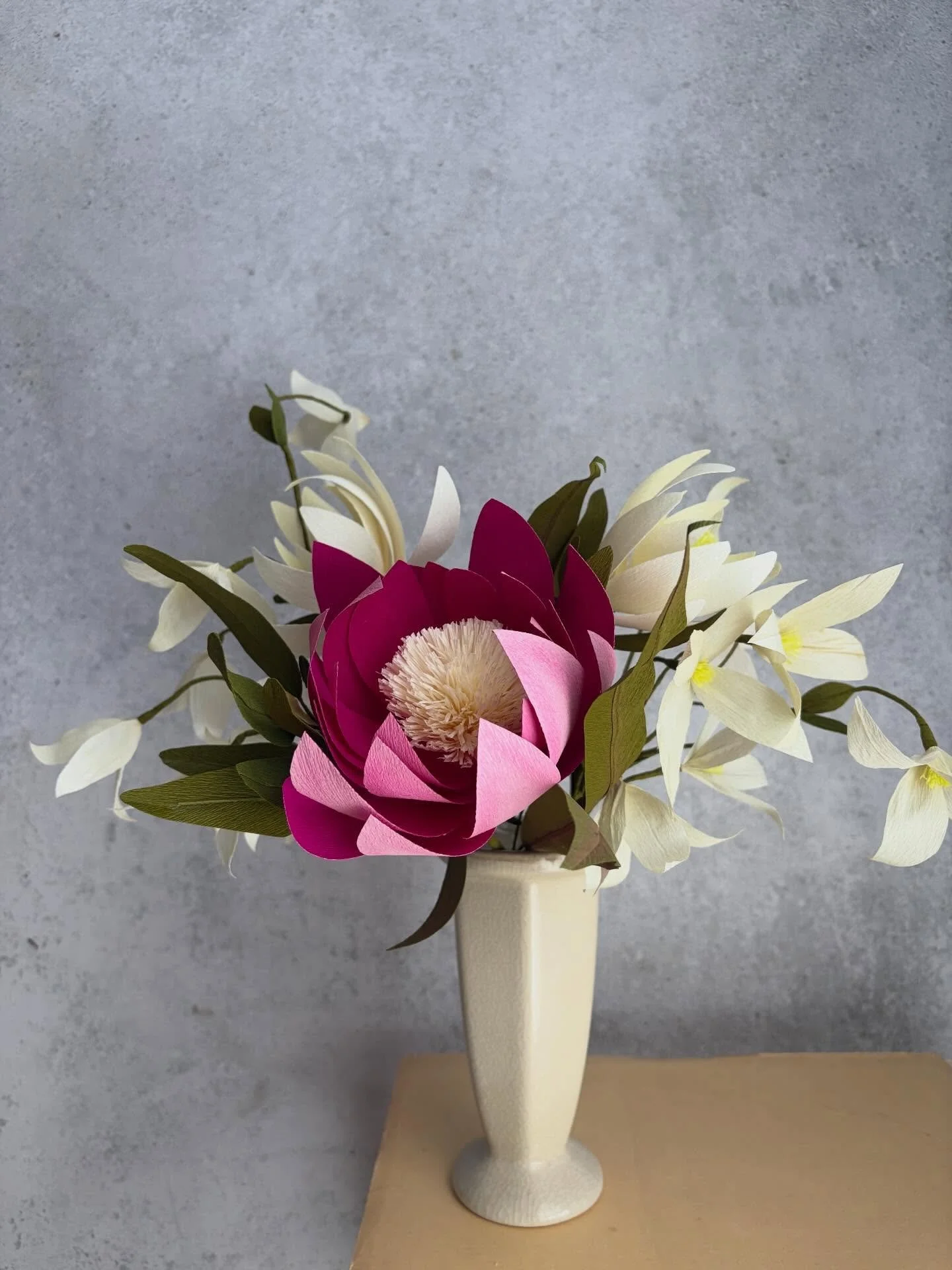 Bouquet No. 04 - ein Blumenstrau&szlig; mit 6-7 Papierblumen und Zweigen. Eine pinke Protea-Bl&uuml;te als echter Hingucker zusammen mit zarten Clematis-Zweigen, Leucadendron Blumen und Eucalyptis.

Ein Kunstwerk, das bleibt. Kein Gie&szlig;en. Kein 