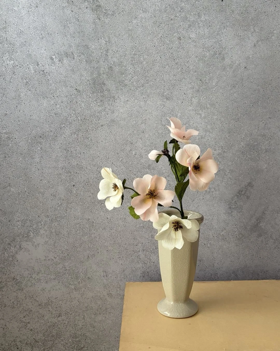 Etwas andere Blume zum Muttertag verschenken 🌹

Am 10. Mai ist Muttertag. Suchst du nach einem besonderen Geschenk f&uuml;r deine Mama? Diese zarte Rose aus Floristen Krepppapier verwelkt nicht schon nach ein paar Tagen und bl&uuml;ht weiter, wenn d