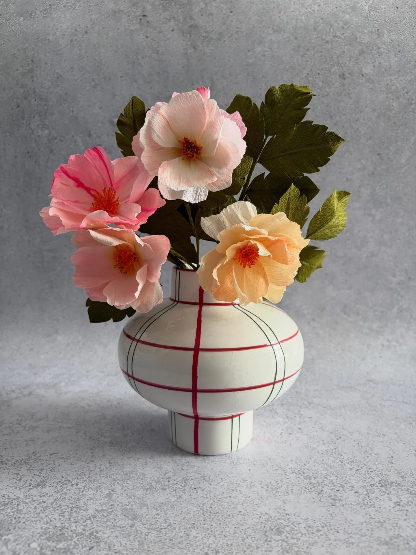 Meine neuen kleinen Rosen aus Krepppapier 🌹✂️ haben ihren Platz in dieser s&uuml;&szlig;en Vase gefunden. 

Wie gefallen sie euch?

#papierblumen #paperflowers #crepepaperflowers #flowersbystaufenwerola