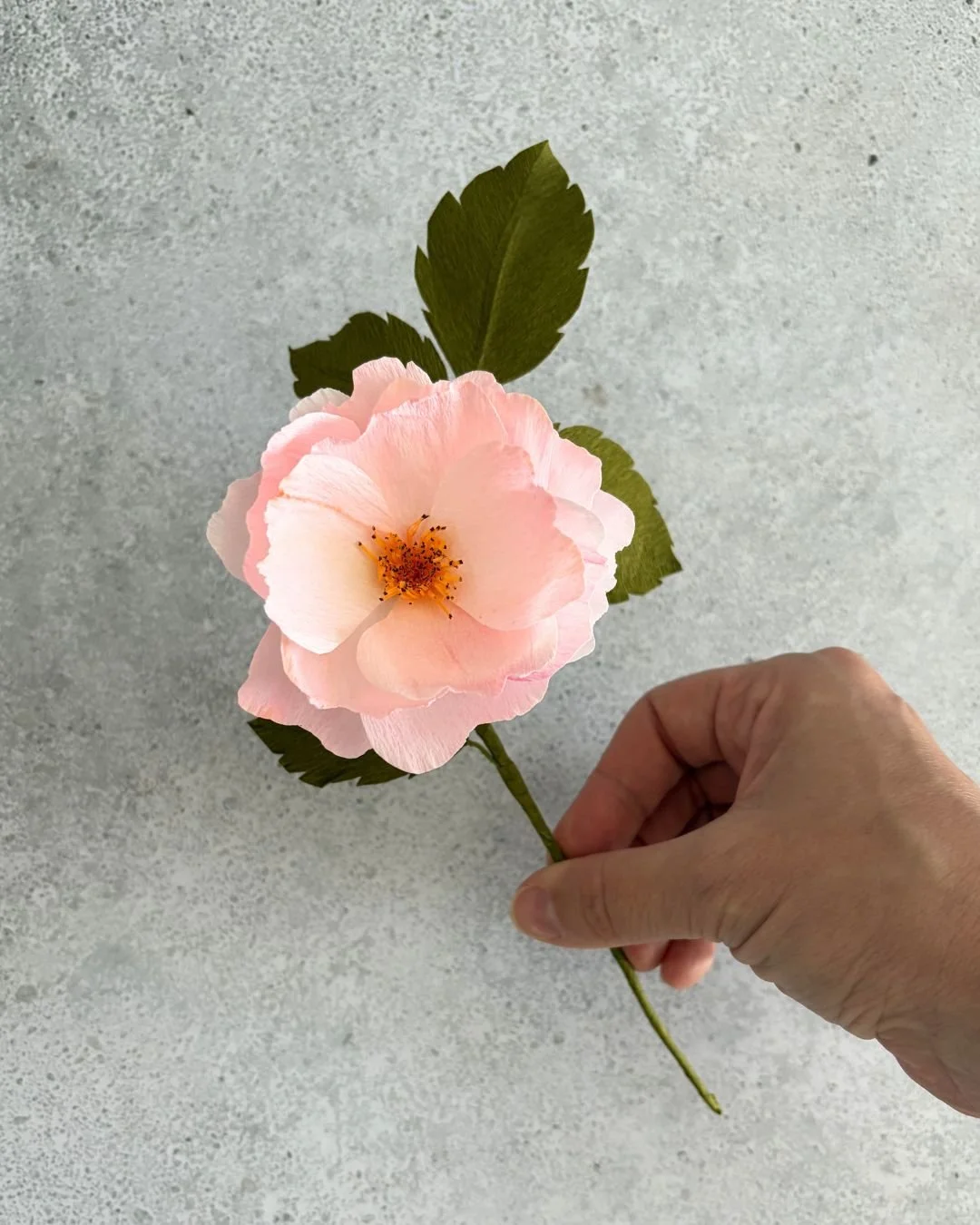 Kleine Rose, zartrosa-weiß - handgefertigte Papierblume aus Krepppapier
