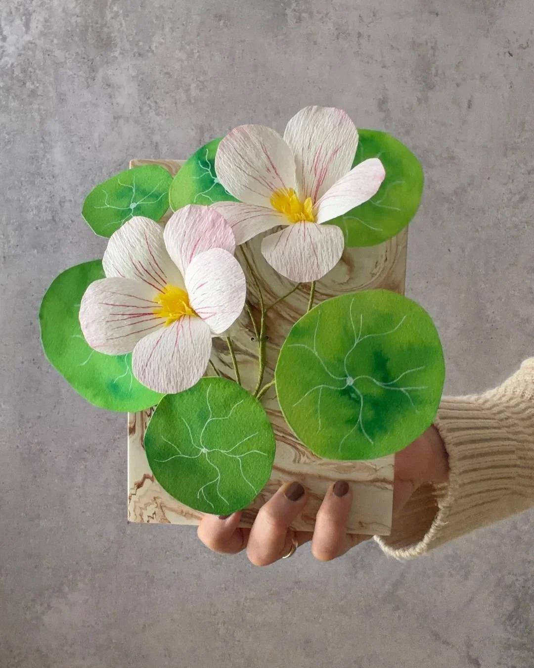 Papierrelief No. 02 "Kapuzinerkresse". 3D Papierblume auf Gießplatte - florales Wandobjekt