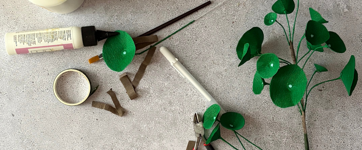 Pflanzen aus Krepppapier: Monstera, Ufopflanze und Co. als Papierobjekt