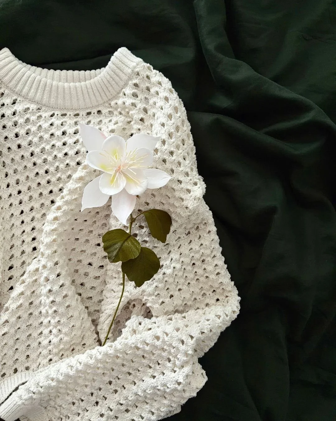 Akelei, weiß - Papierblume, handgefertigt aus Krepppapier, Solo Blüte mit Stiel