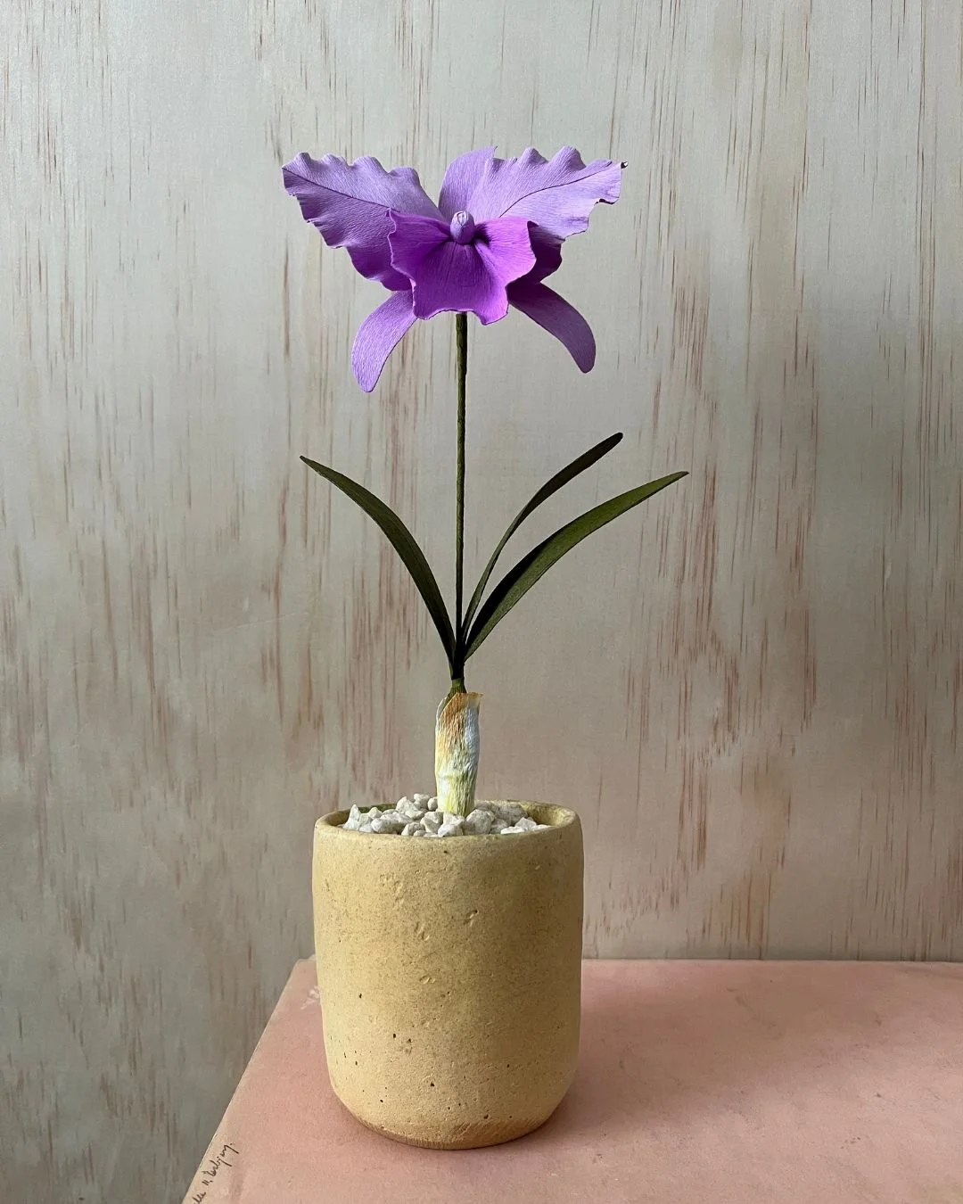 Orchidee, lila - Papierblume, handgefertigt aus Krepppapier, im Tontopf