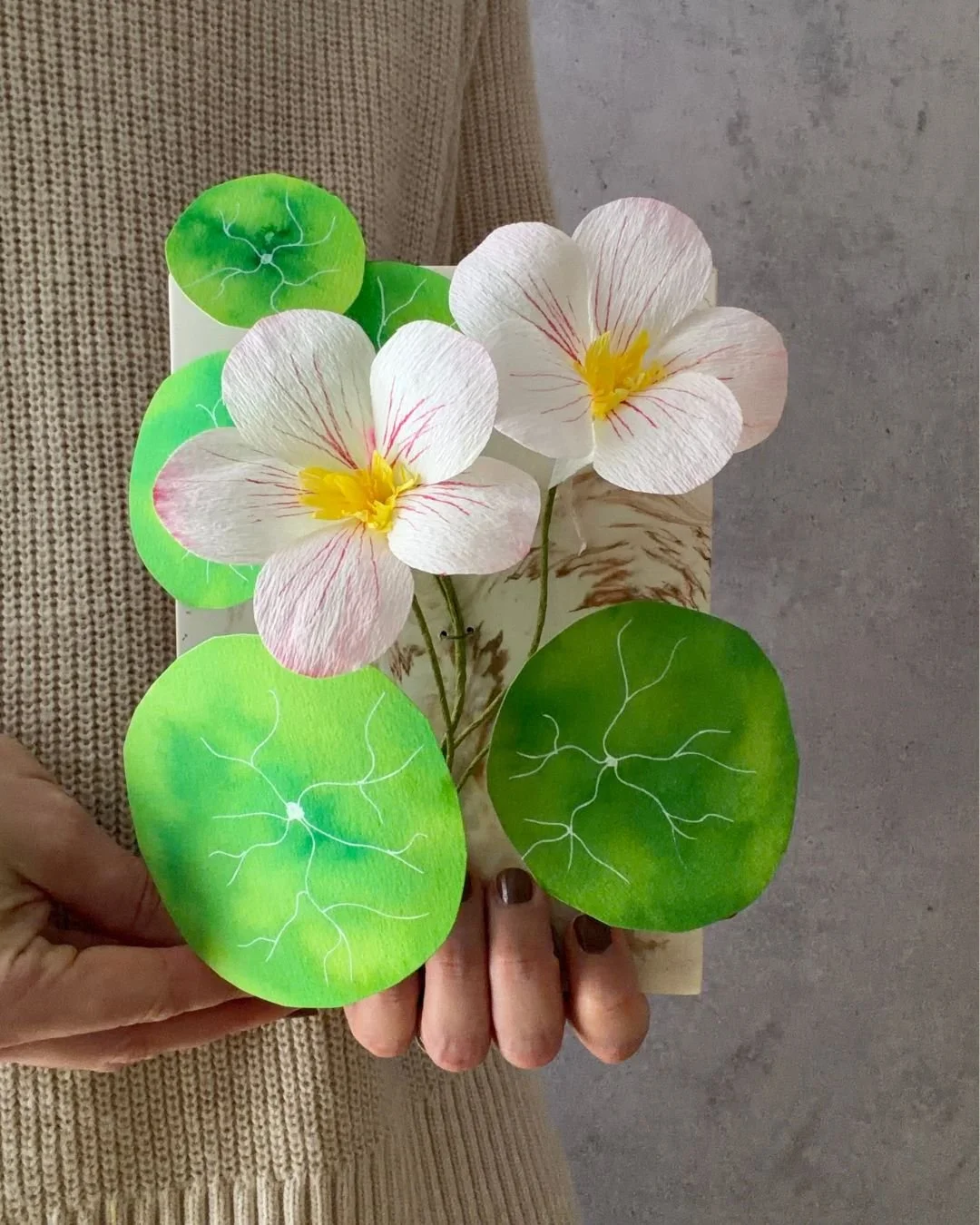 Papierrelief No. 03 "Kapuzinerkresse". 3D Papierblume auf Gießplatte - florales Wandobjekt