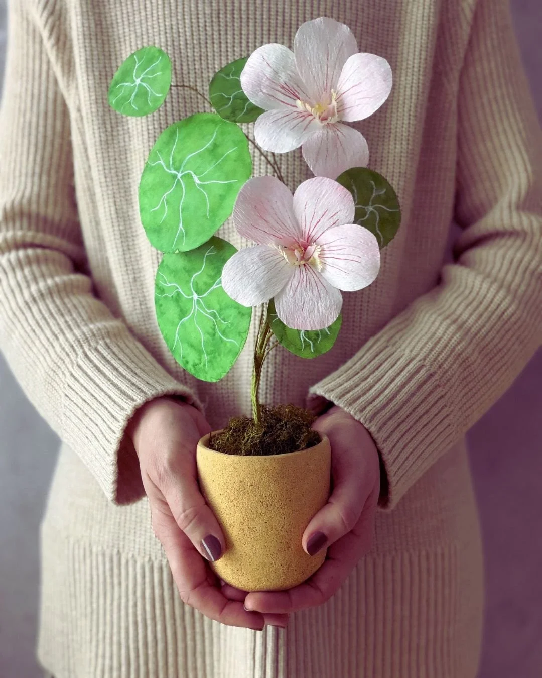 Kapuzinerkresse No. 05, weiß-zartrosa, im Tontopf - Papierblume, handgefertigt aus Krepppapier