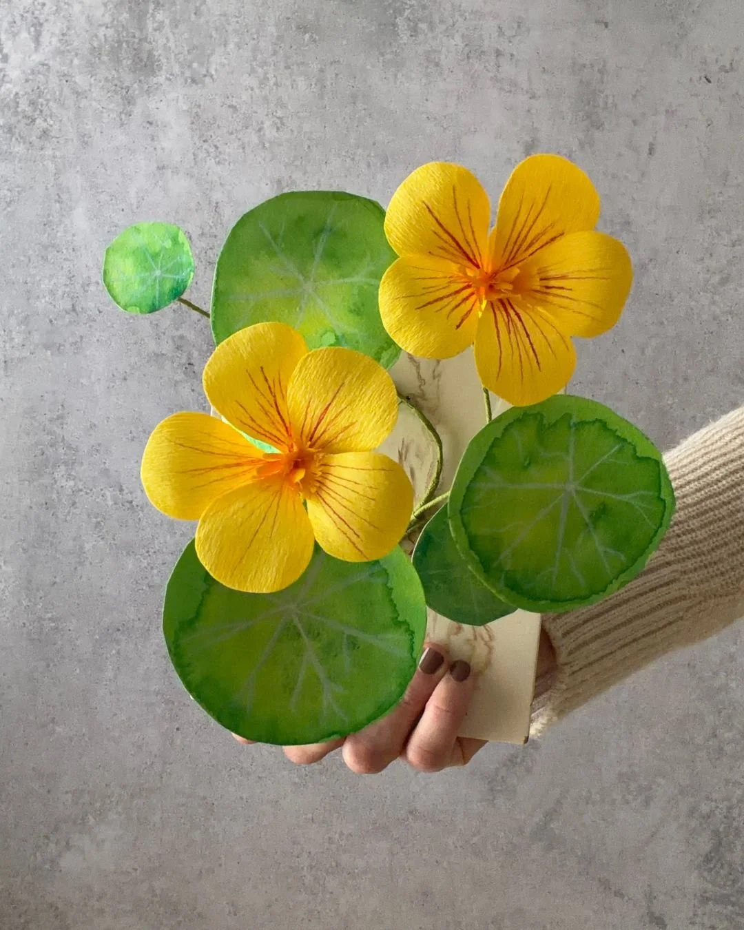 Papierrelief No. 01 "Kapuzinerkresse". 3D Papierblume auf Gießplatte - florales Wandobjekt