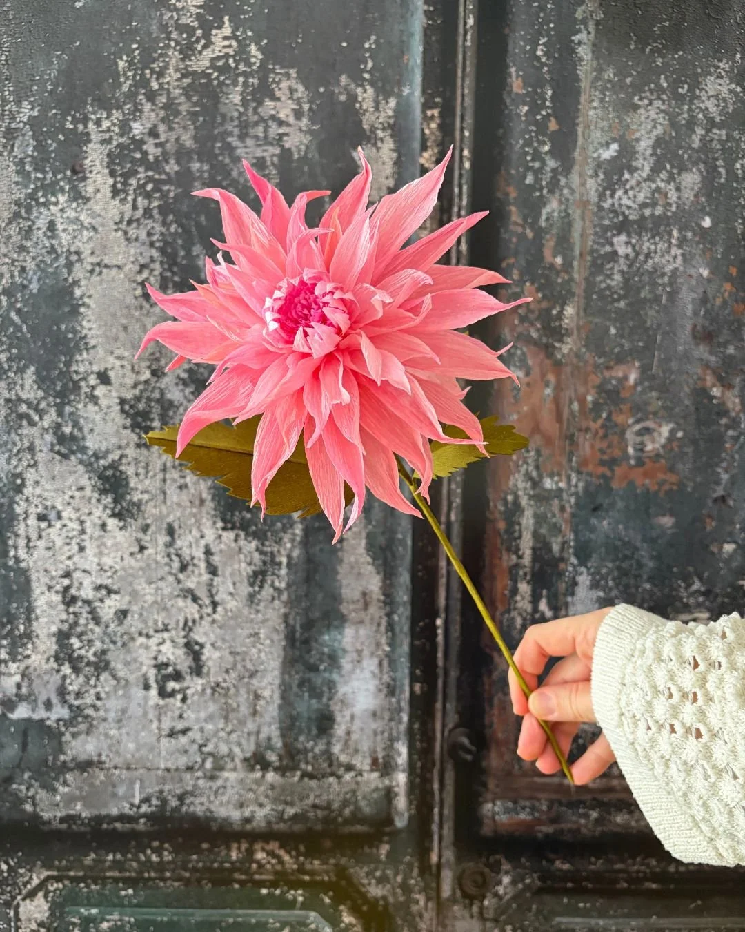 Dahlie, zartrosa-aprikose - Papierblume, handgefertigt aus Krepppapier