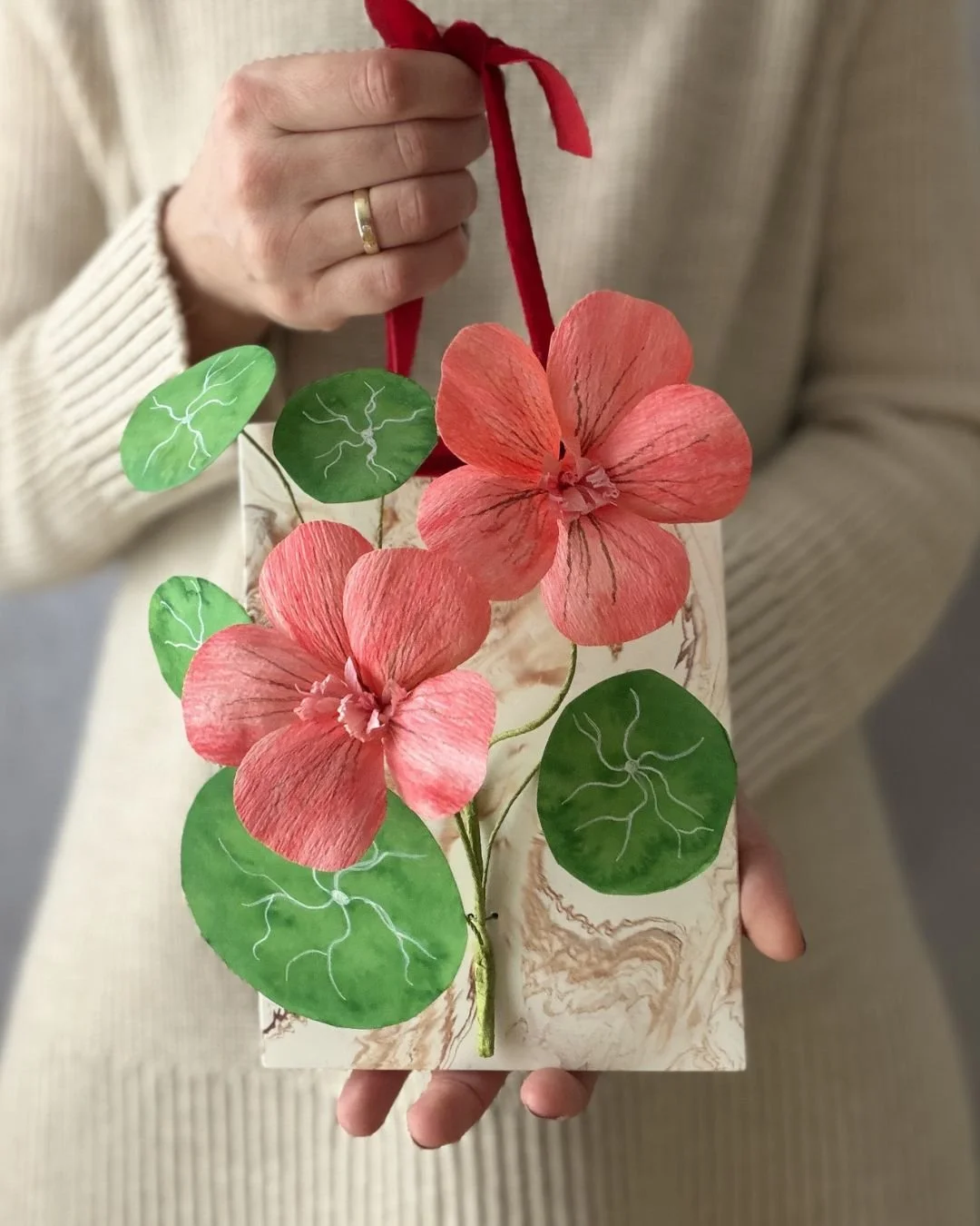 Papierrelief No. 04 "Kapuzinerkresse". 3D Papierblume auf Gießplatte - florales Wandobjekt