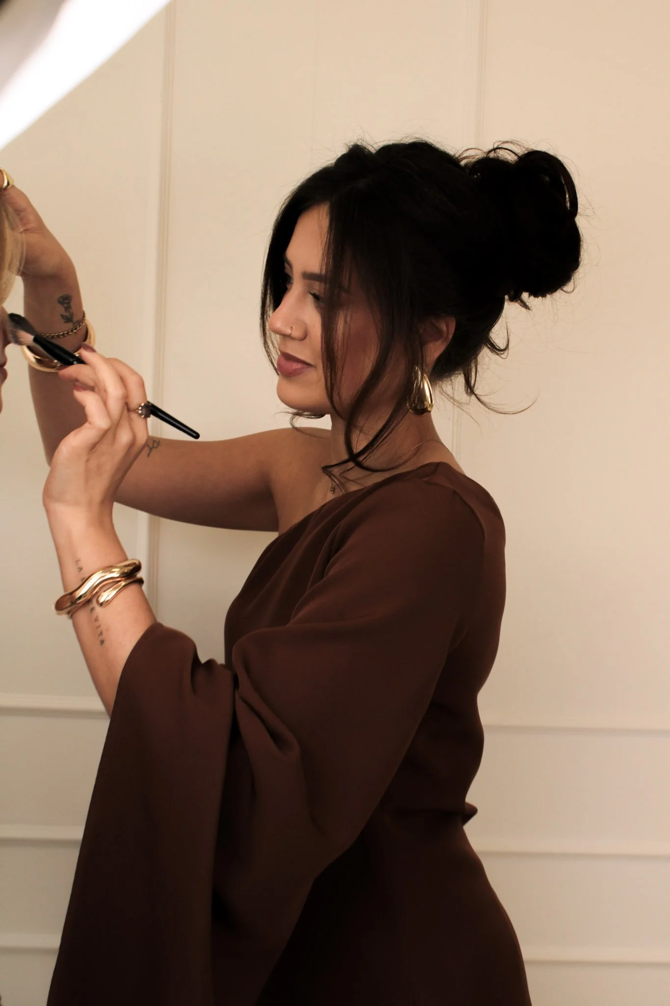 Eva Imeliana applying bridal makeup with a soft, natural approach in the Netherlands and Italy.