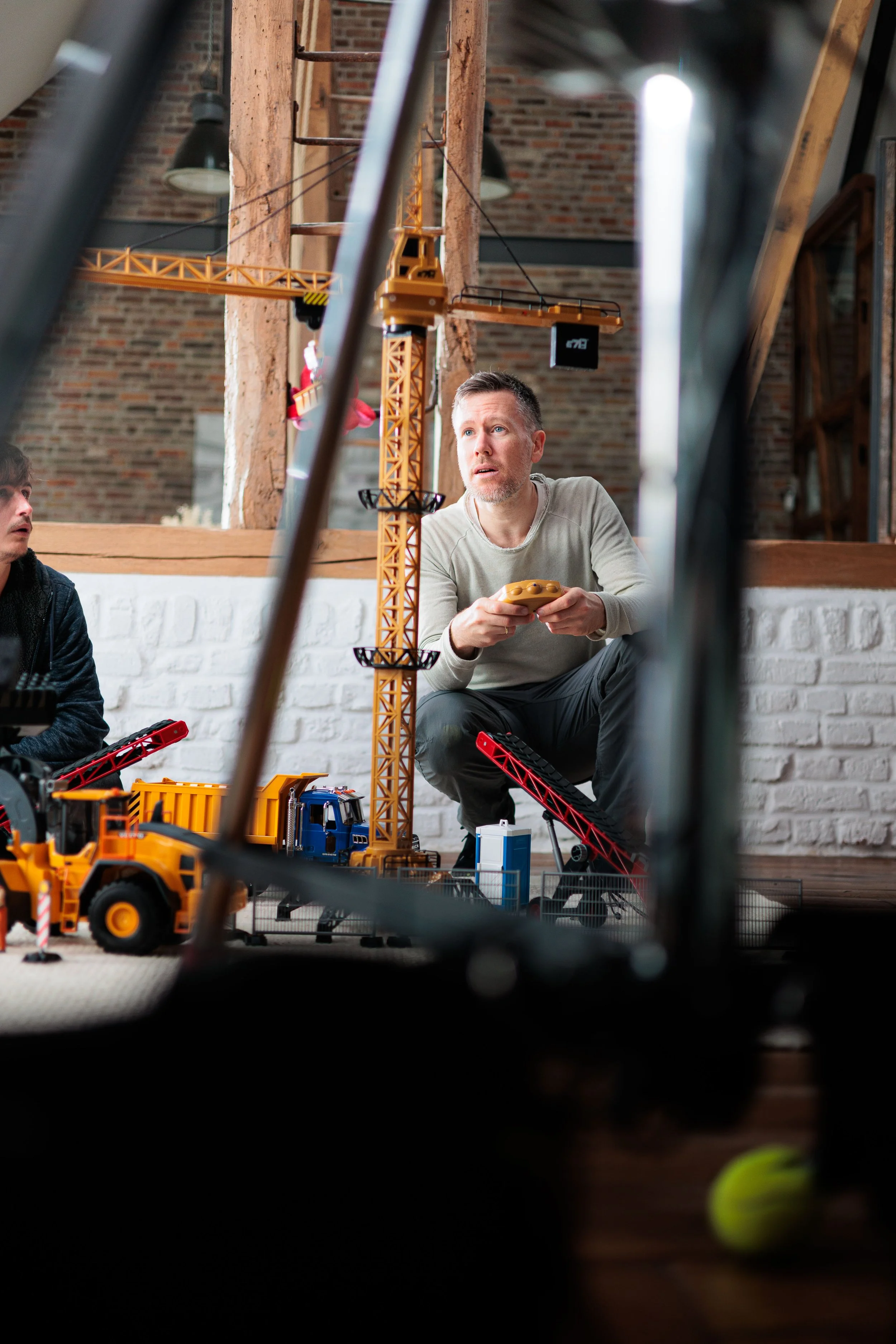Marvin Beydemüller am Set für einen Fernsehwerbespot.