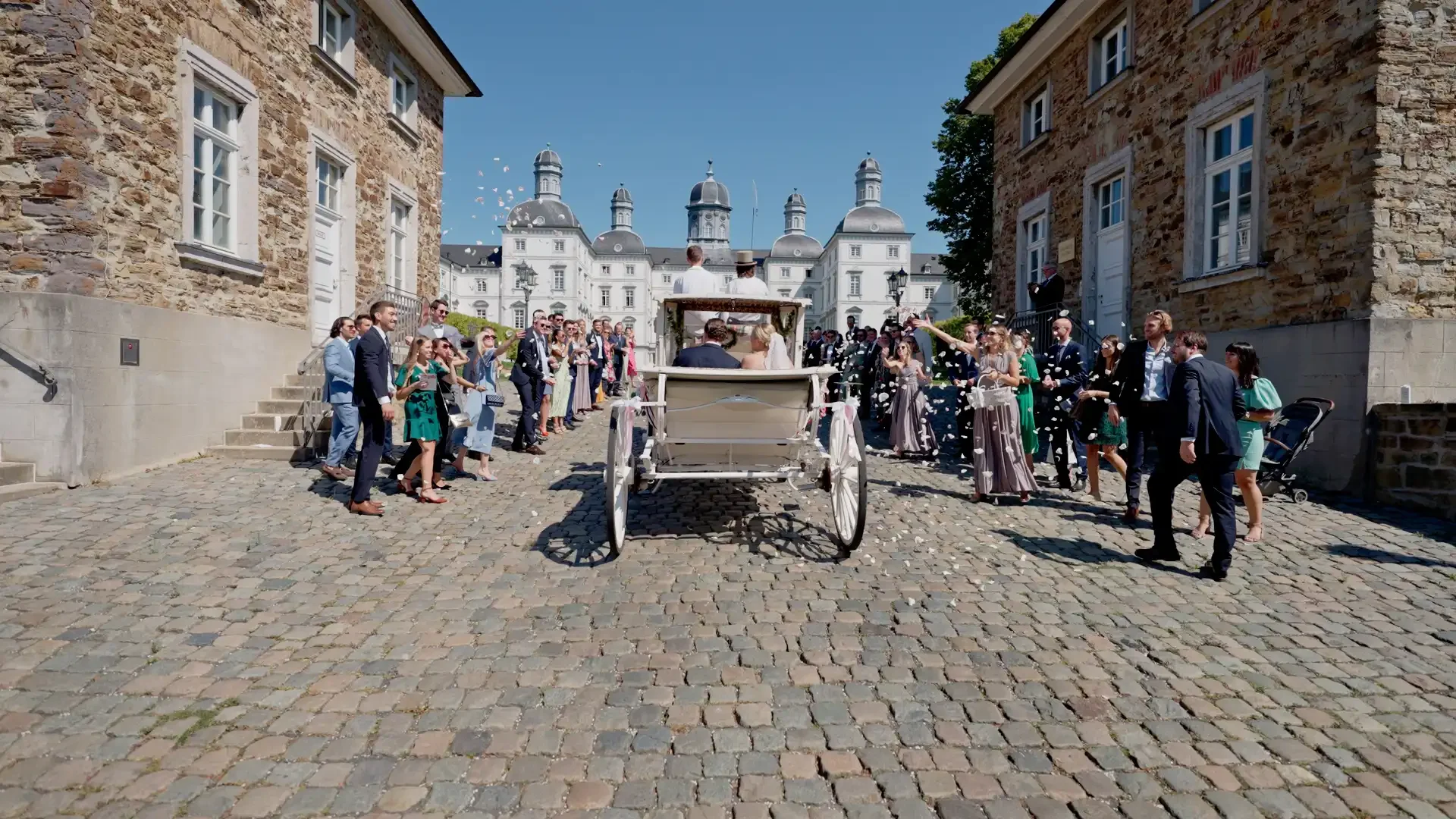 Eine spektakuläre Hochzeit. Die Kutsche mit dem Brautpaar fährt vor.