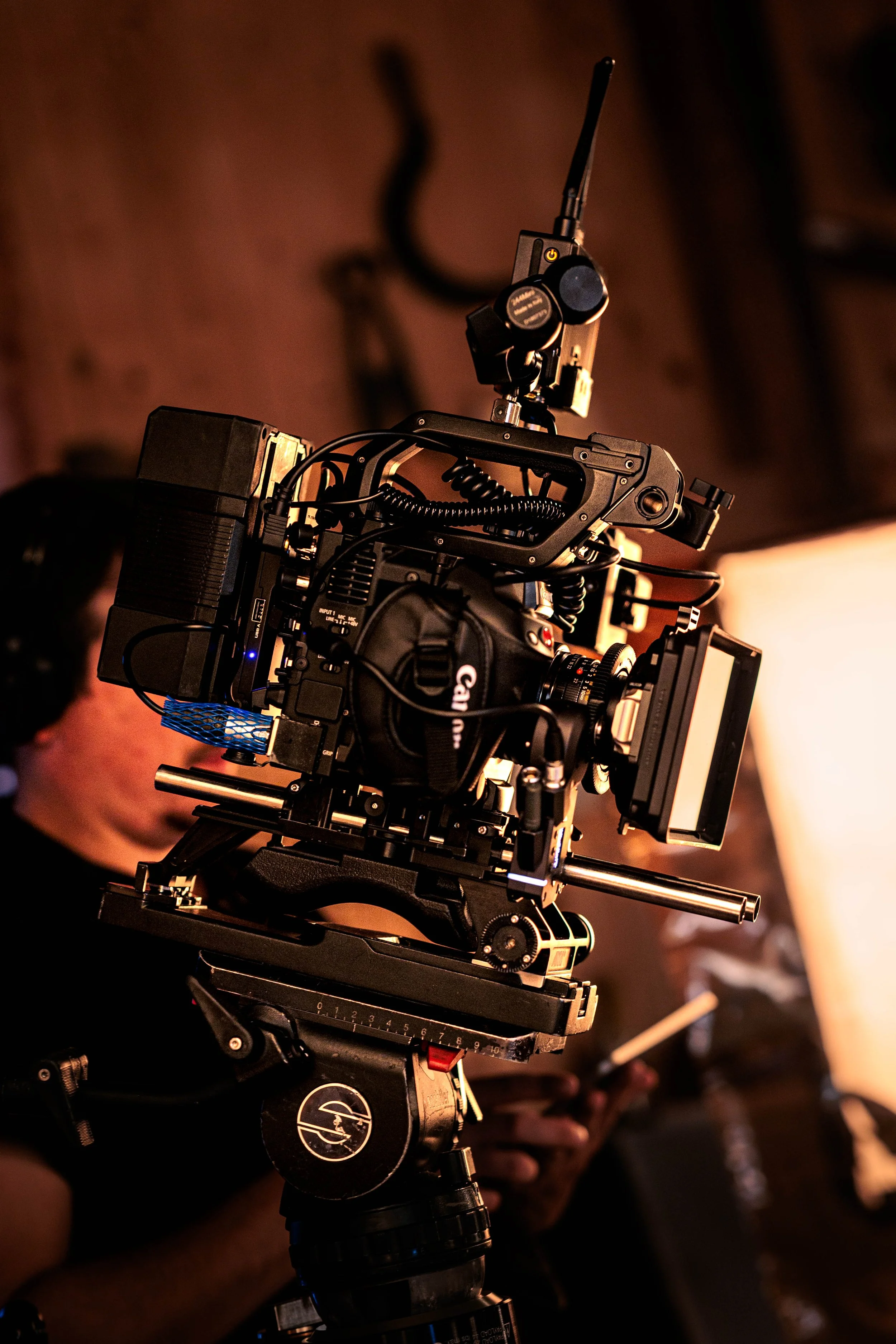 Kamera von Canon auf einem Kamerakran. Mit V Mount Akku und Sachtler Stativ.