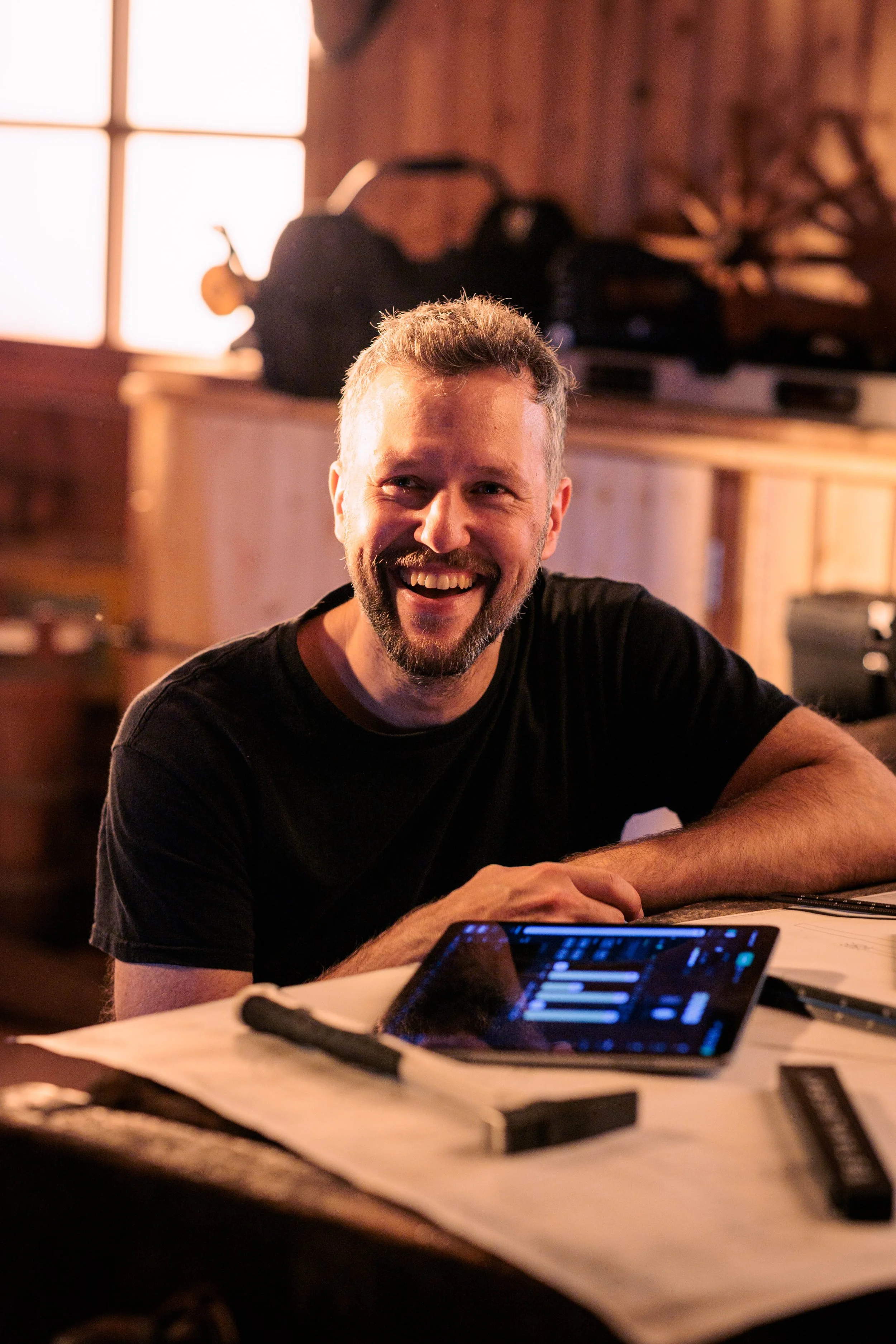 Jaco Beydemüller am Set für einen TV Werbefilm. Er führt Regie und hat die Filmszenen im Kopf.