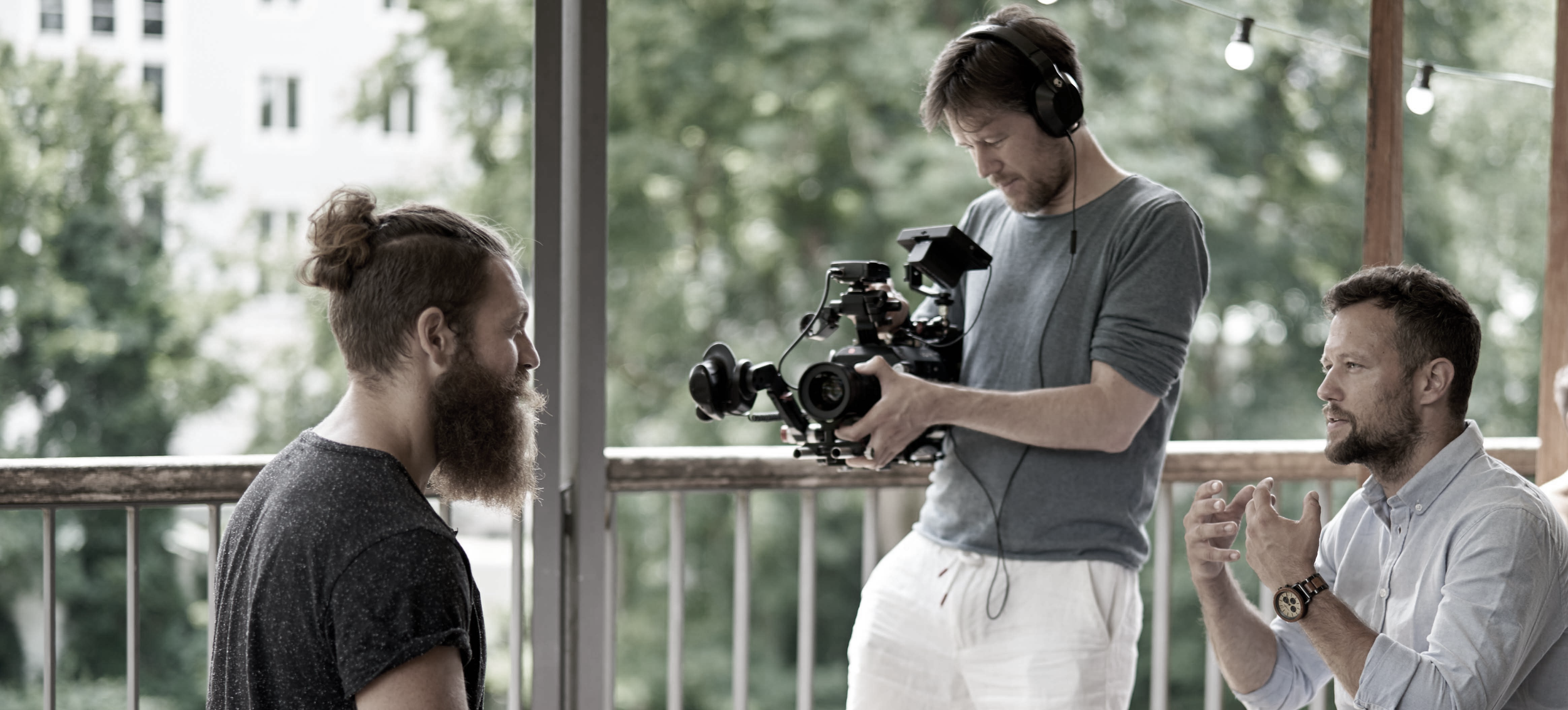 Jaco und Marvin Beydemüller führen ein Interview auf einem Event in München.
