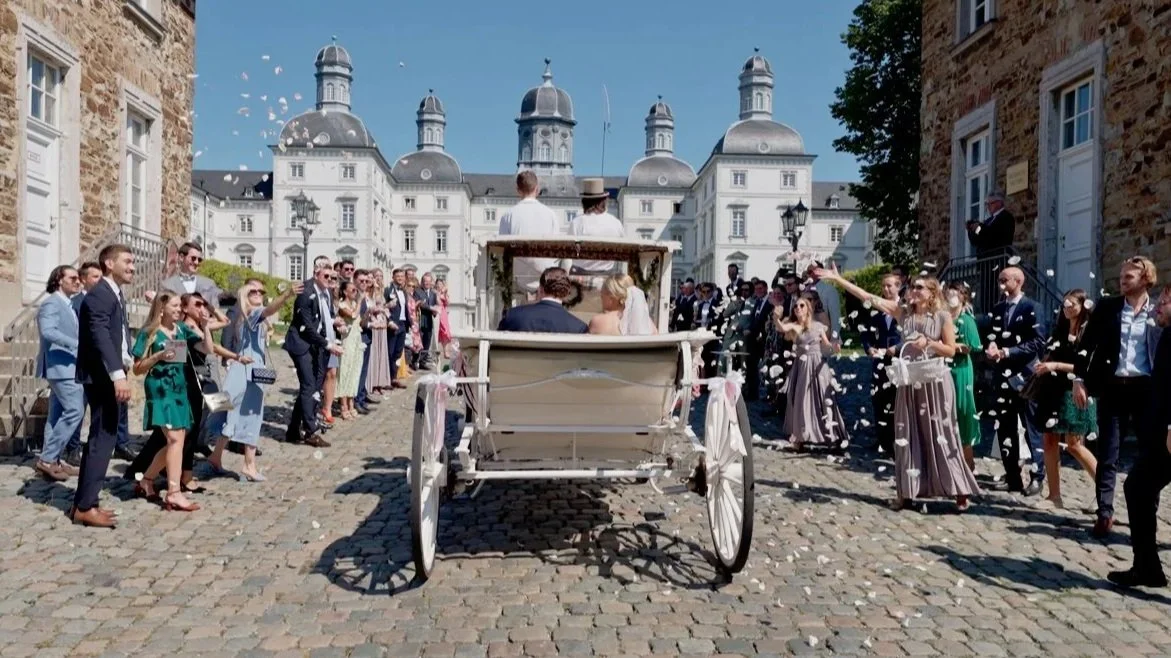 Eine spektakuläre Hochzeit. Die Kutsche mit dem Brautpaar fährt vor.