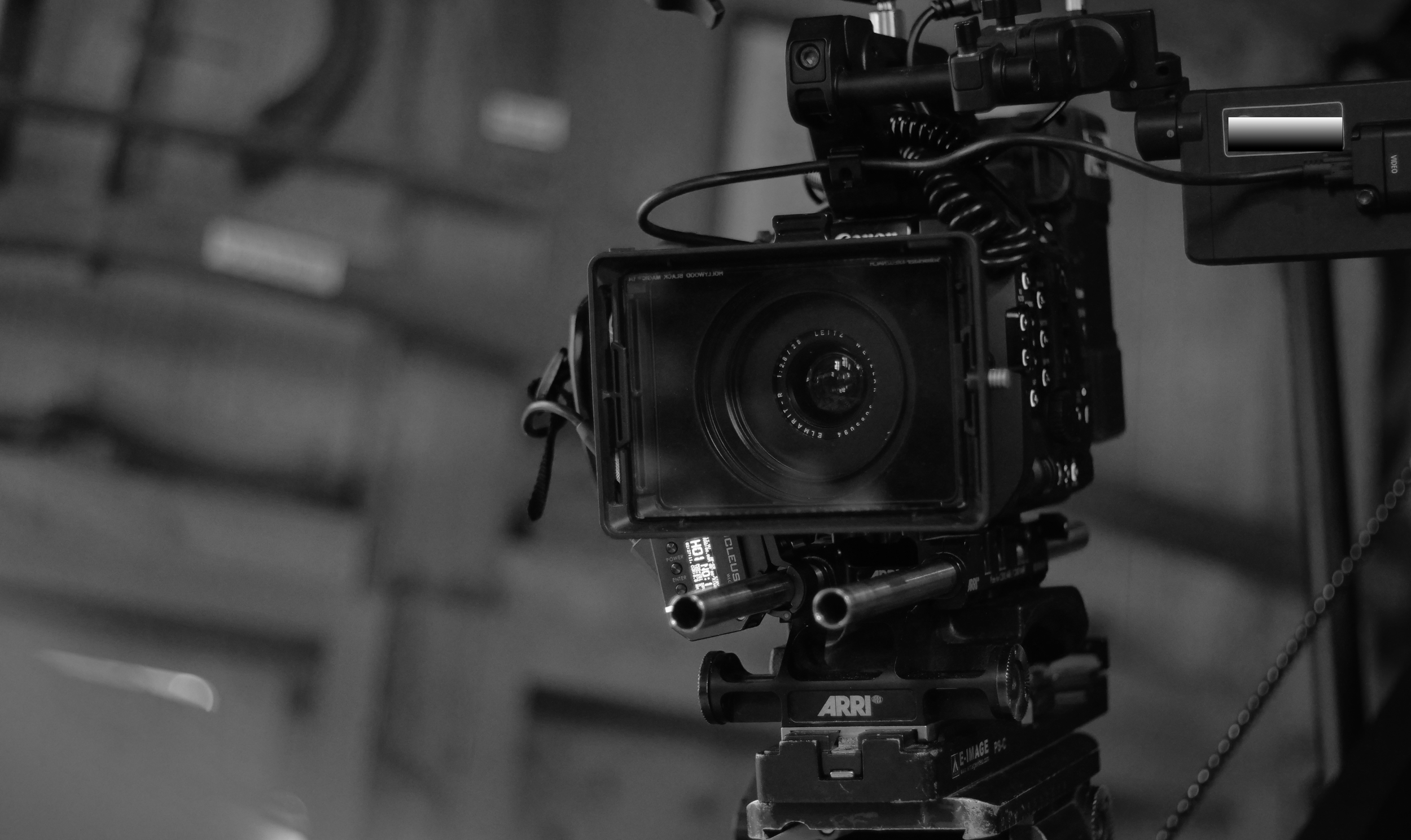 Cinema Kamera auf einem Kamerakran und Mattebox mit Filtern.