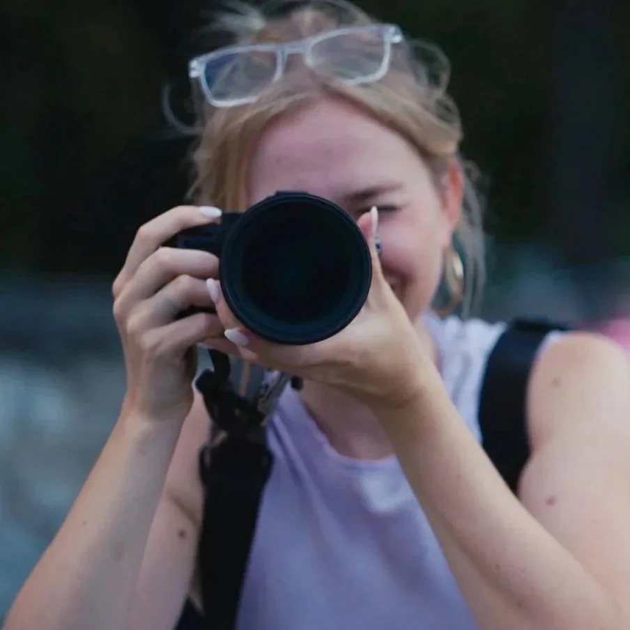 Eine Fotografin macht ein Foto vom Kameramann.