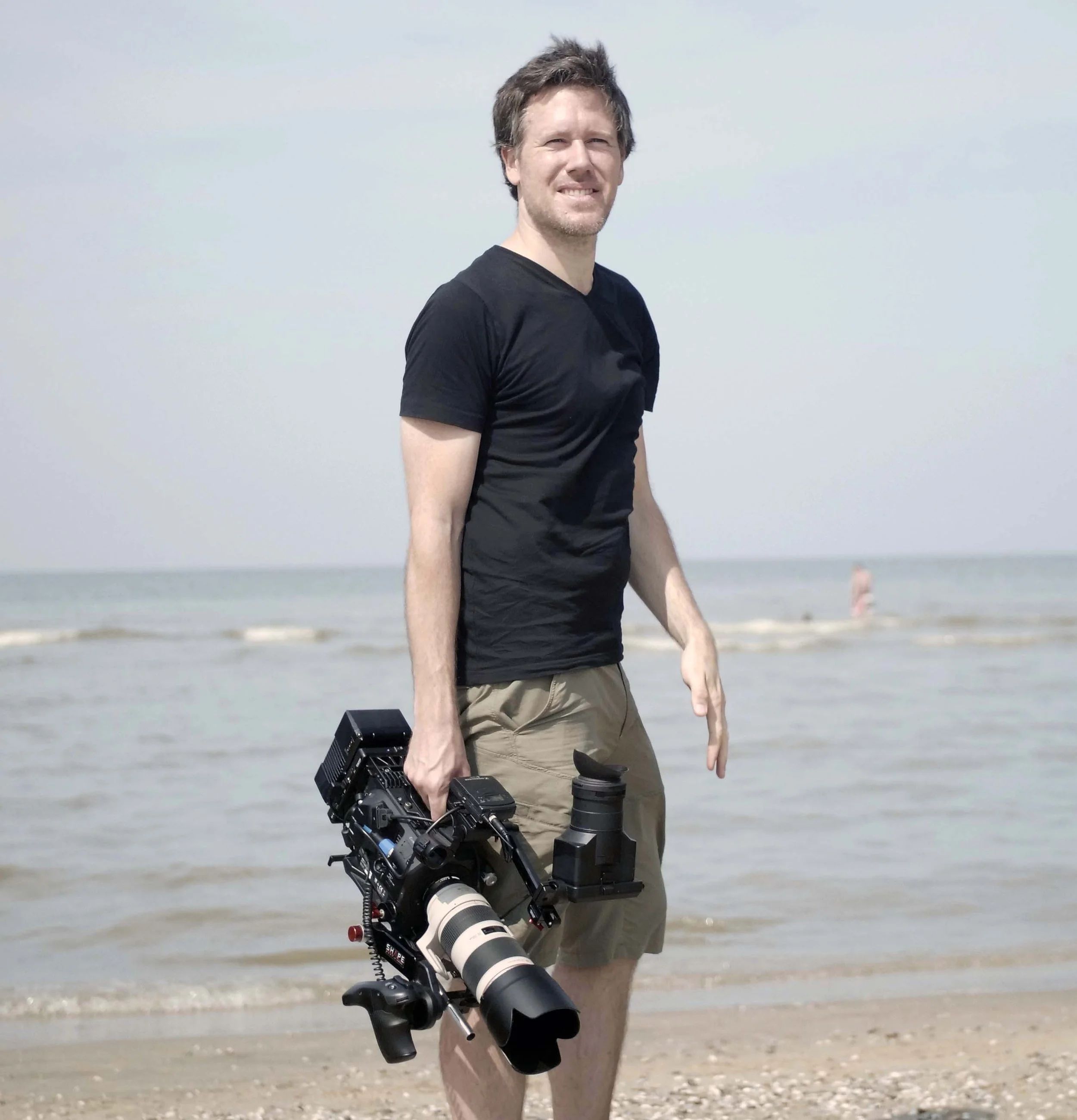Marvin Beydemüller mit einer Sony Kamera am Strand von Holland.