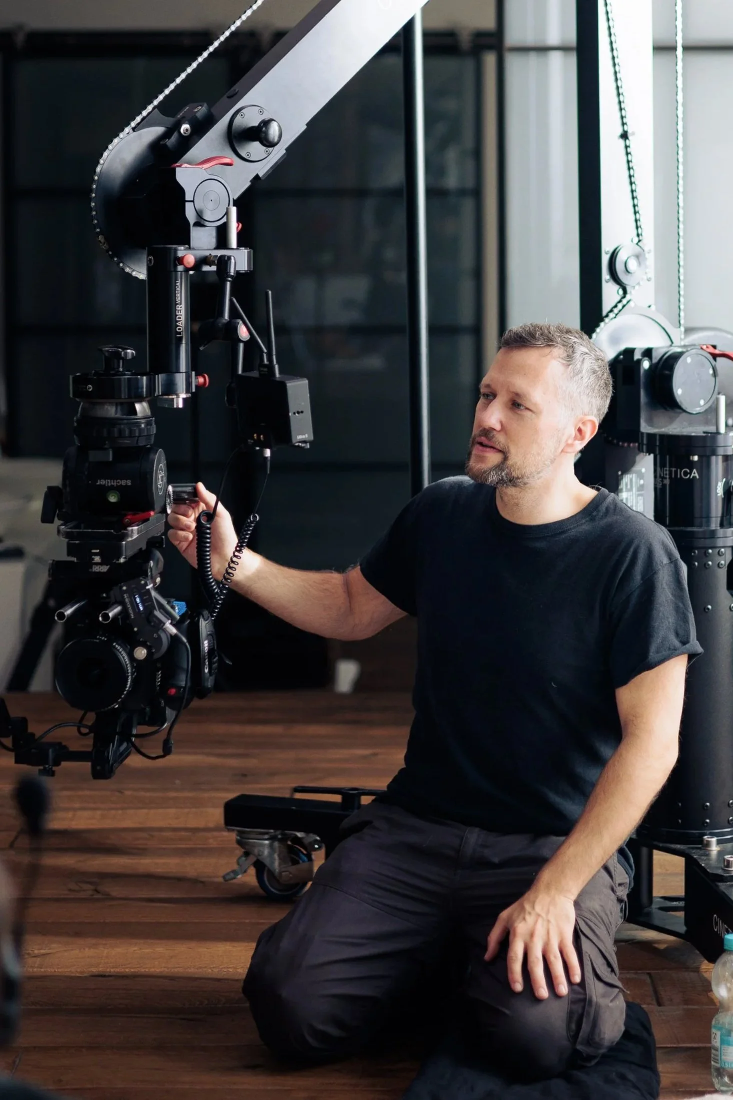 Jaco Beydemüller mit einem Kamerakran. Am Set für einen Fernseh Werbespot.